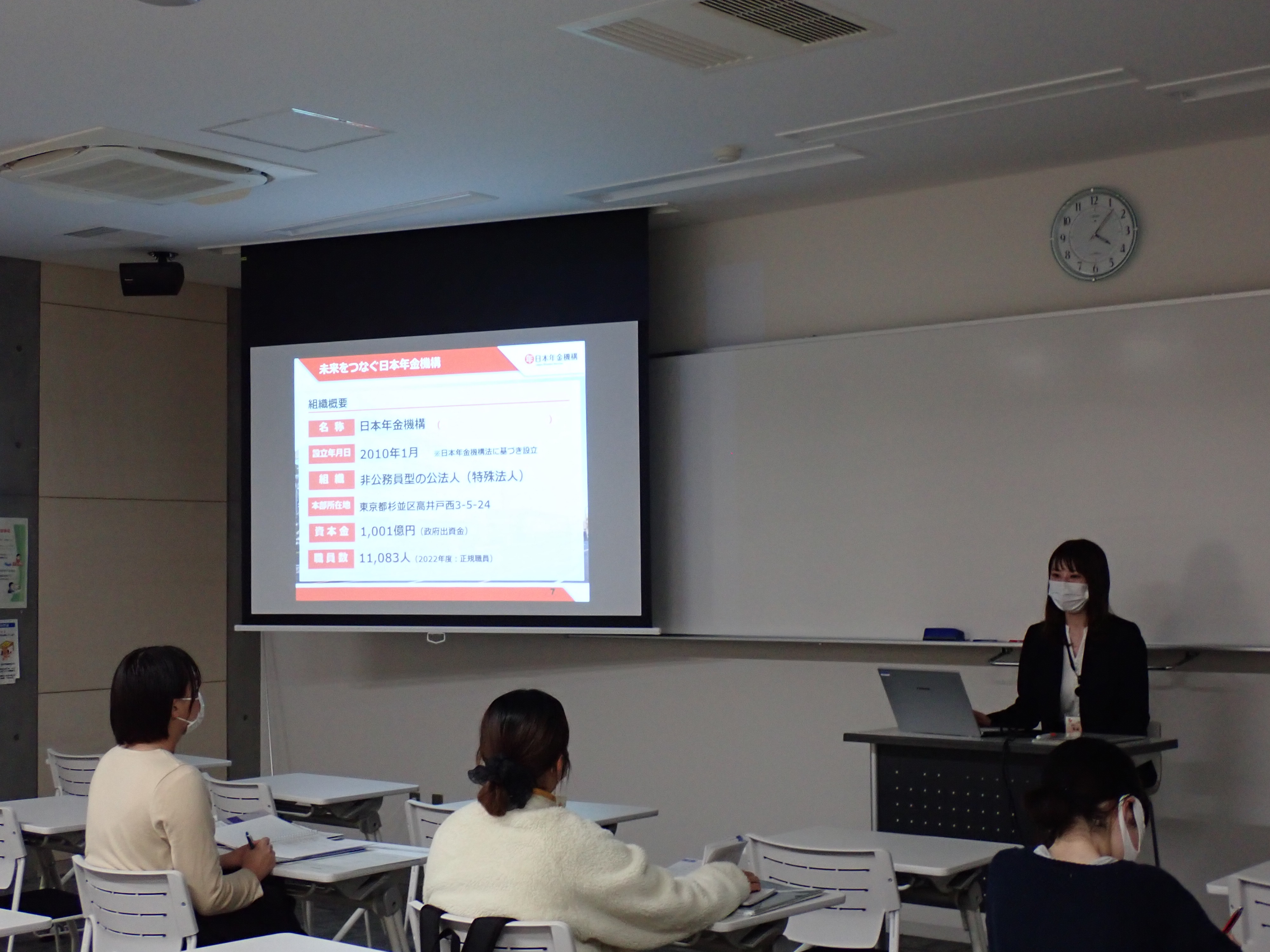 各団体ブースで詳細な説明を聞いている様子