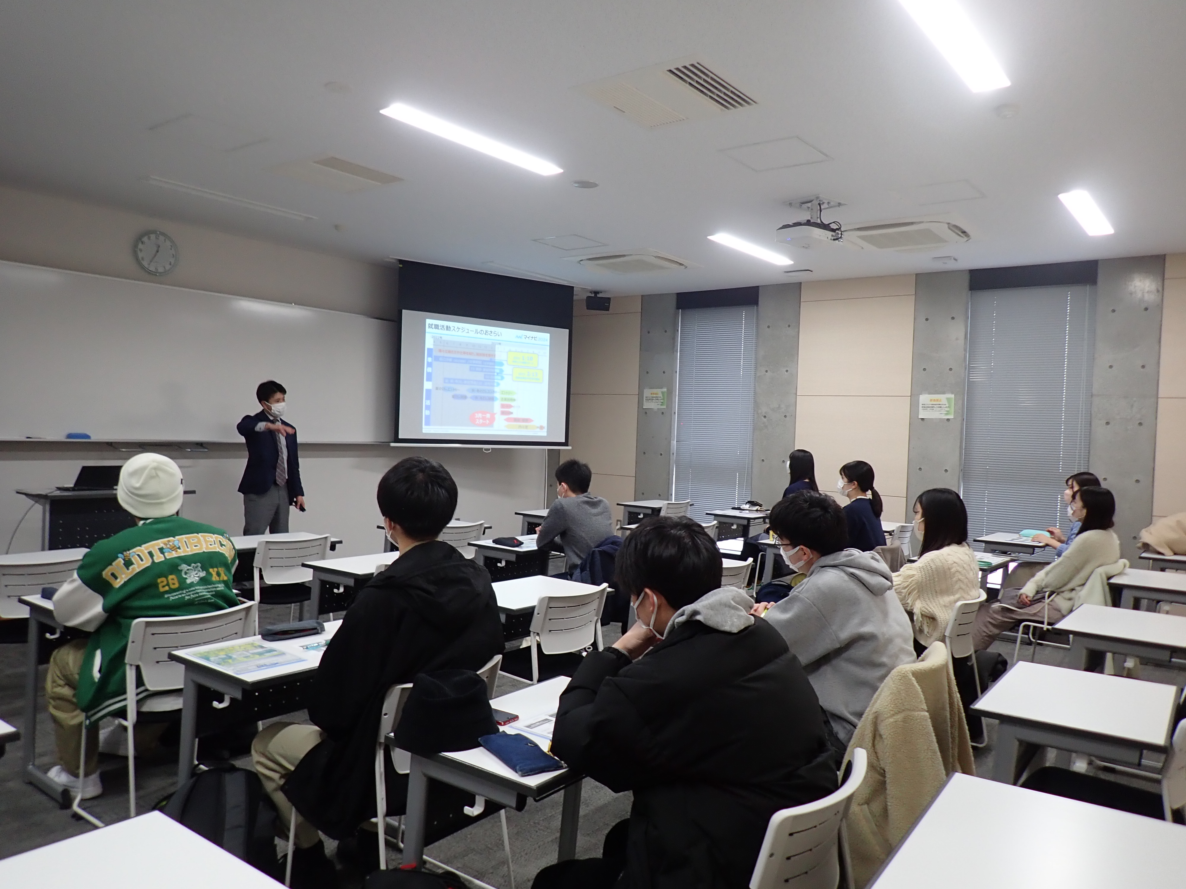 対面開催で講師と話を聞く学生の様子