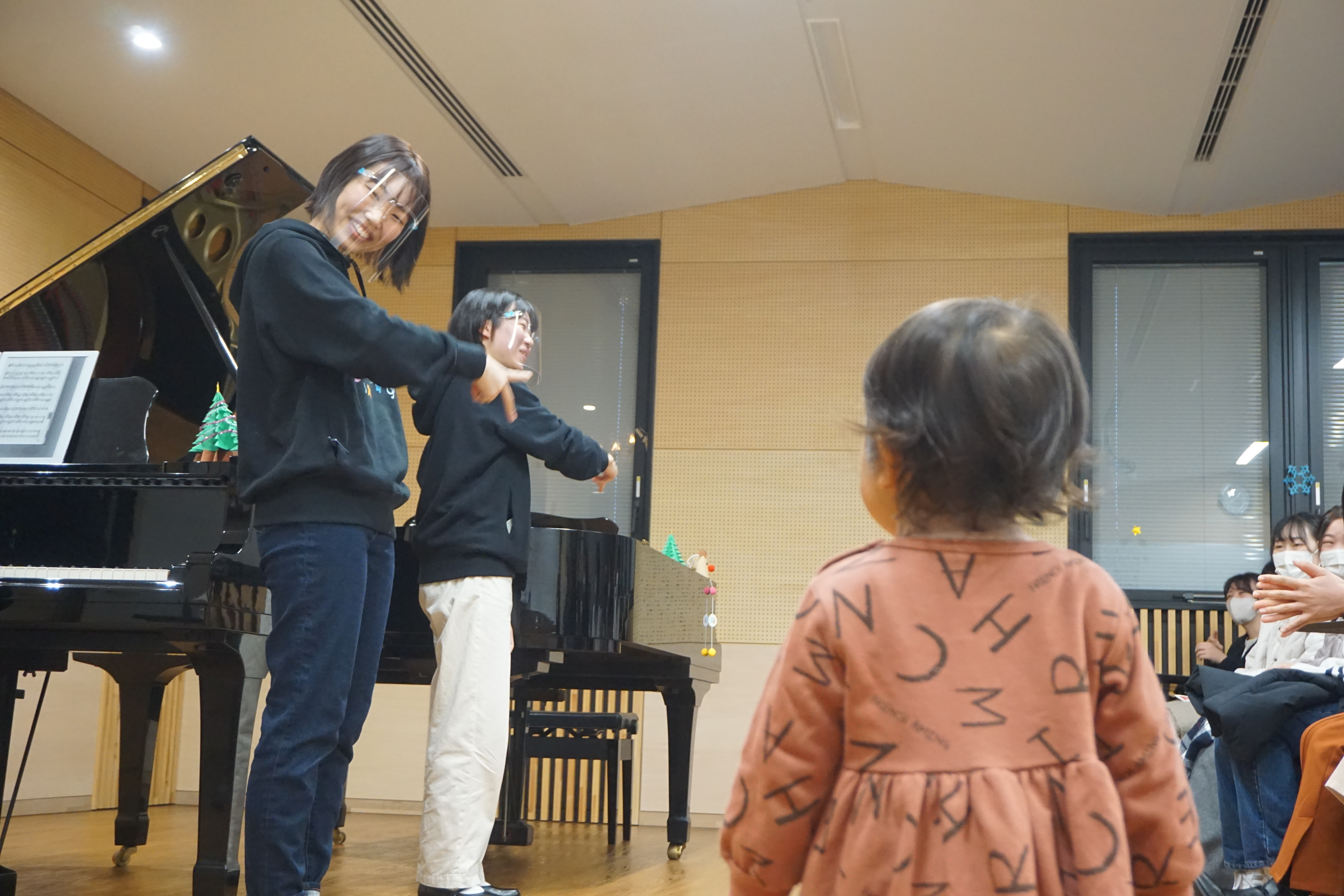 手話を交えた歌の様子