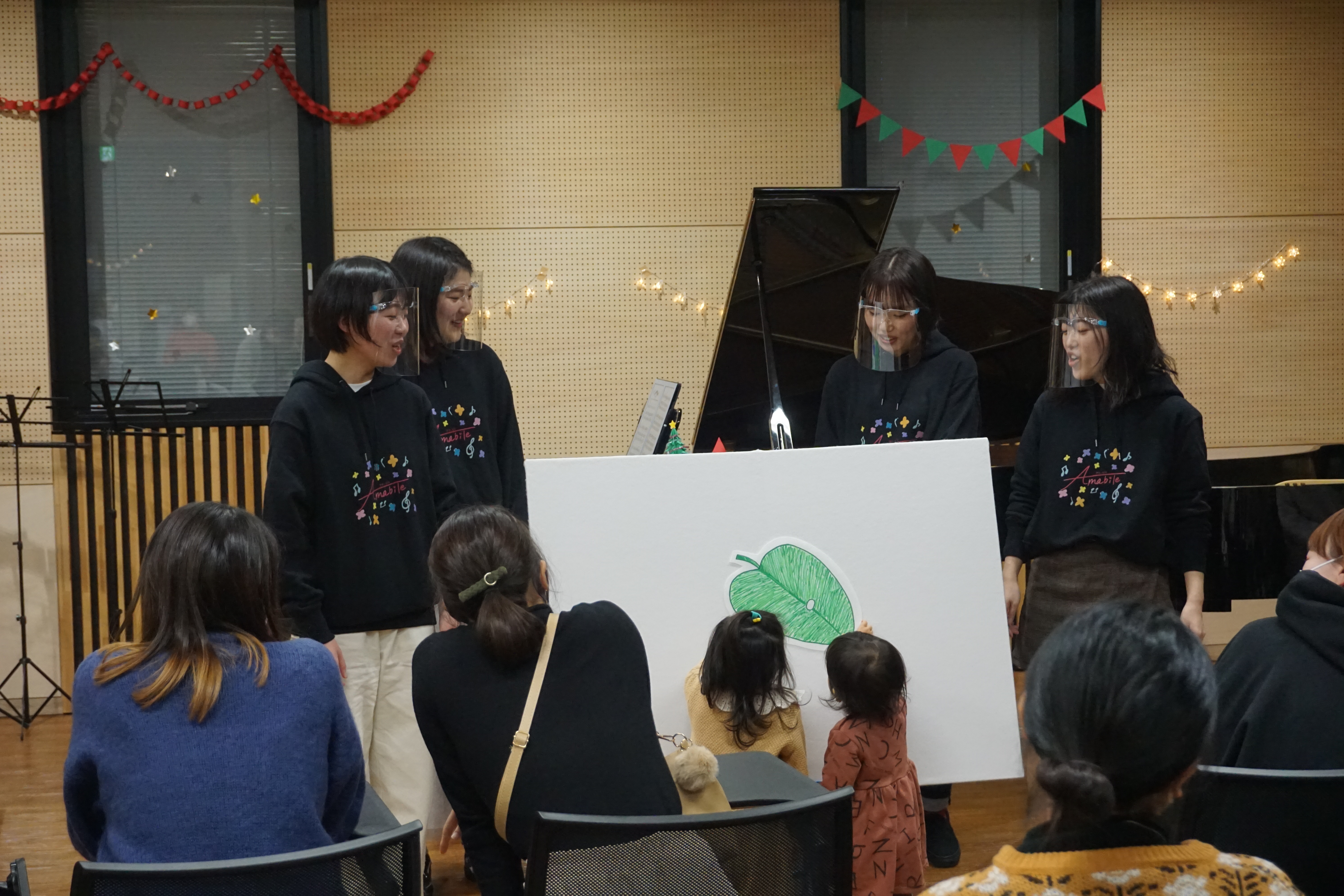 パネルシアター「はらぺこあおむし」の様子