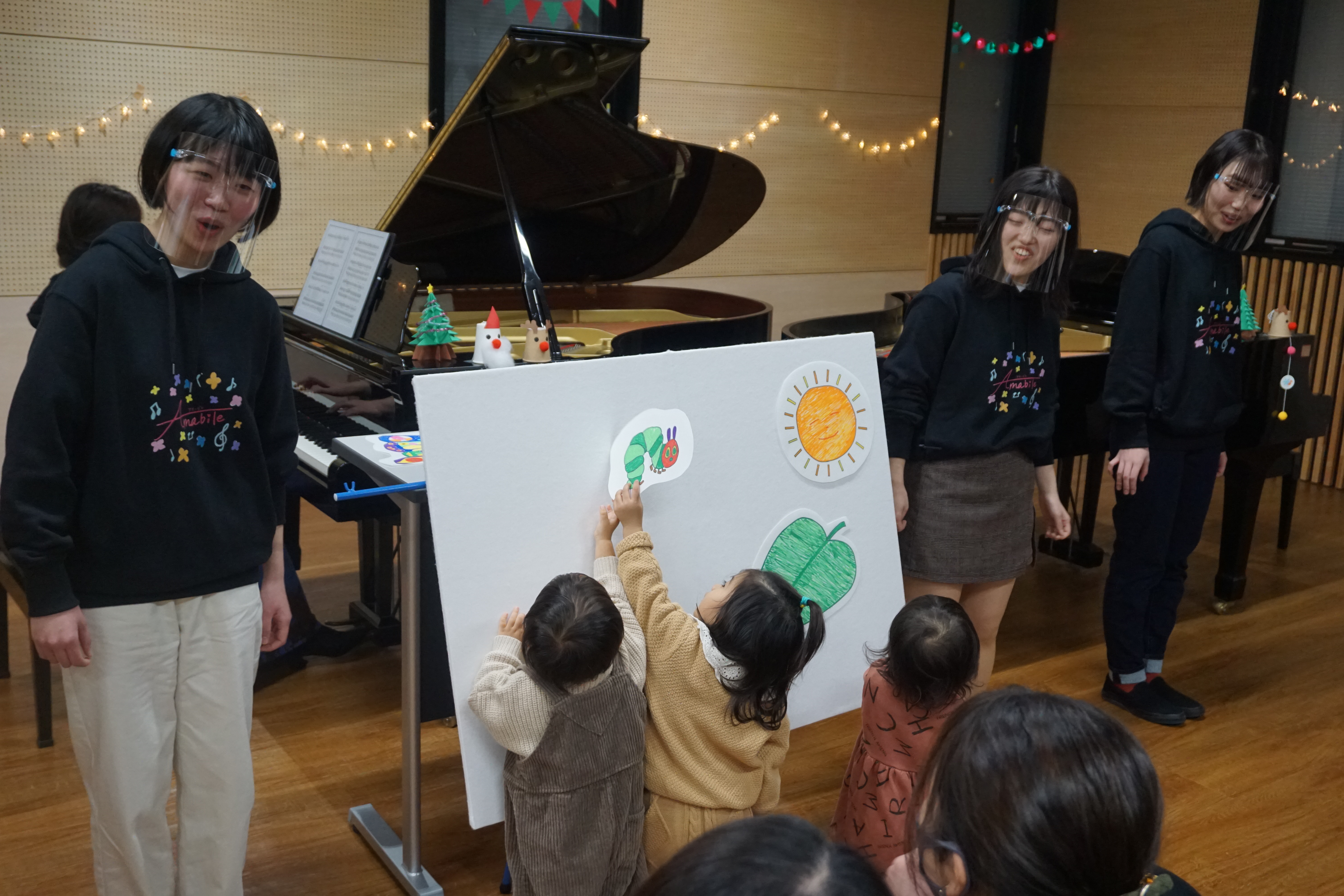 パネルシアター「はらぺこあおむし」の様子