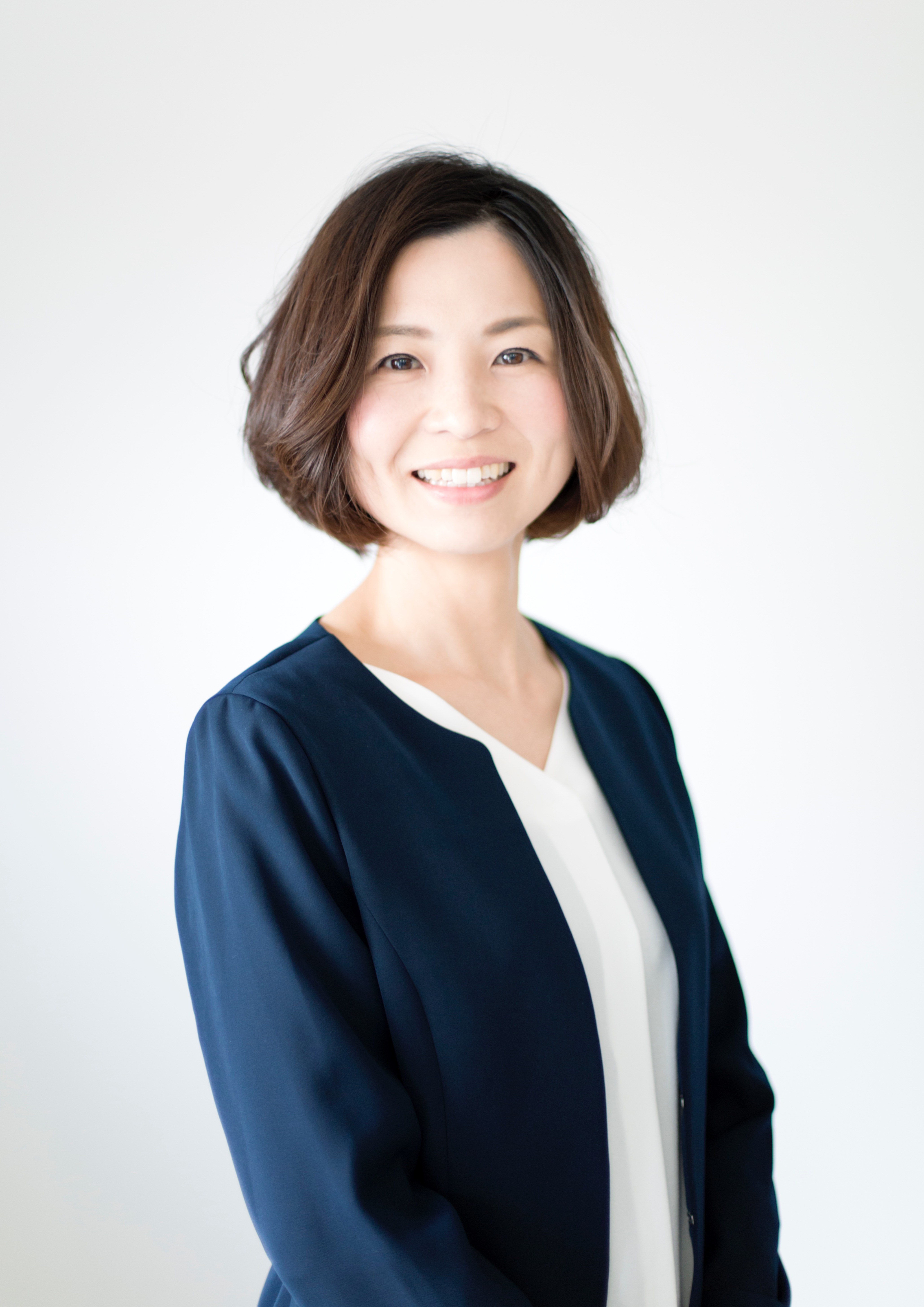 【上野一歩さん】ナーサリーコーチング代表、TCS認定シニアコーチ  ご感想を読ませていただき、学生さんたちの吸収力のすごさに驚きました。授業の中で、感じ取ってもらえたら嬉しいなと思っていた以上のことを受け取っていただいたように思います。これから始まる子どもたちとの生活に不安を感じているお声をたくさん聞かせてもらいましたが、仲間と不安を語り合える環境が今後も支えとなり、共に高め合っていかれるのだろうなと感じました。いただいたご感想の中には未来を向いたお言葉がたくさん書かれており、皆さんが持つ思考の柔軟性があればきっとどんなことも乗り越えられるだろうなと勝手ではありますが思っておりました。あれほど子どもたちのことを考えている皆さんと関わることができる子どもたちはとても幸せだろうなと思います。 誇り高く尊いお仕事を選択される皆さん、今以上に自信を持って、子どもたちの世界に飛び込まれてください。皆さんのあふれる想いに包まれながら、園生活を思いっきり楽しんでいる子どもたちの姿を想像し、陰ながら応援させていただきます。この度は貴重な機会を本当にありがとうございました。