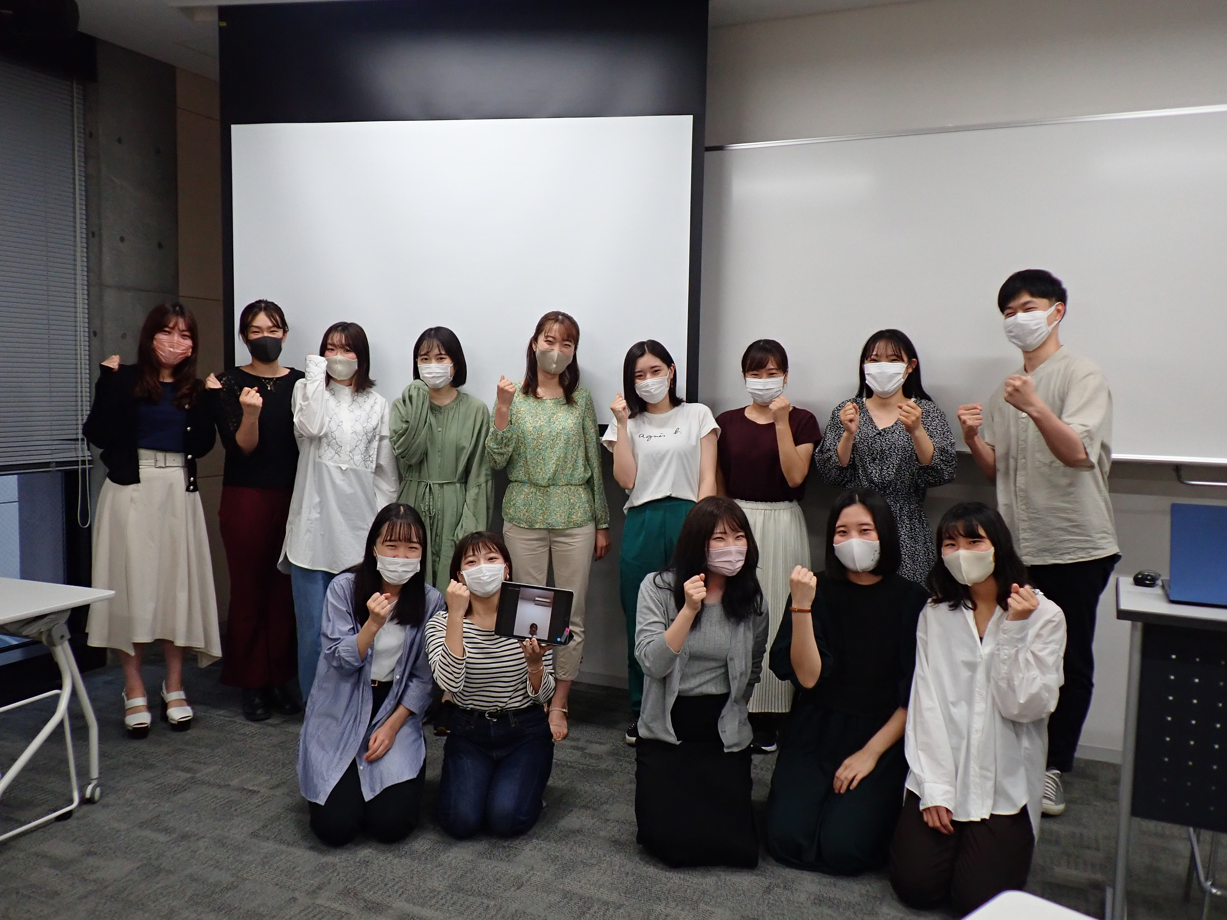 全員でガッツポーズをとっている集合写真