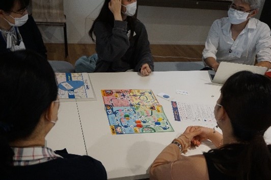 すごろくを囲んで座る写真