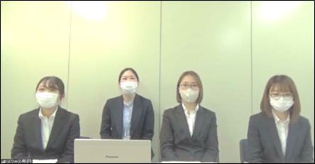 4人の講師が並んで画面にうつっている写真