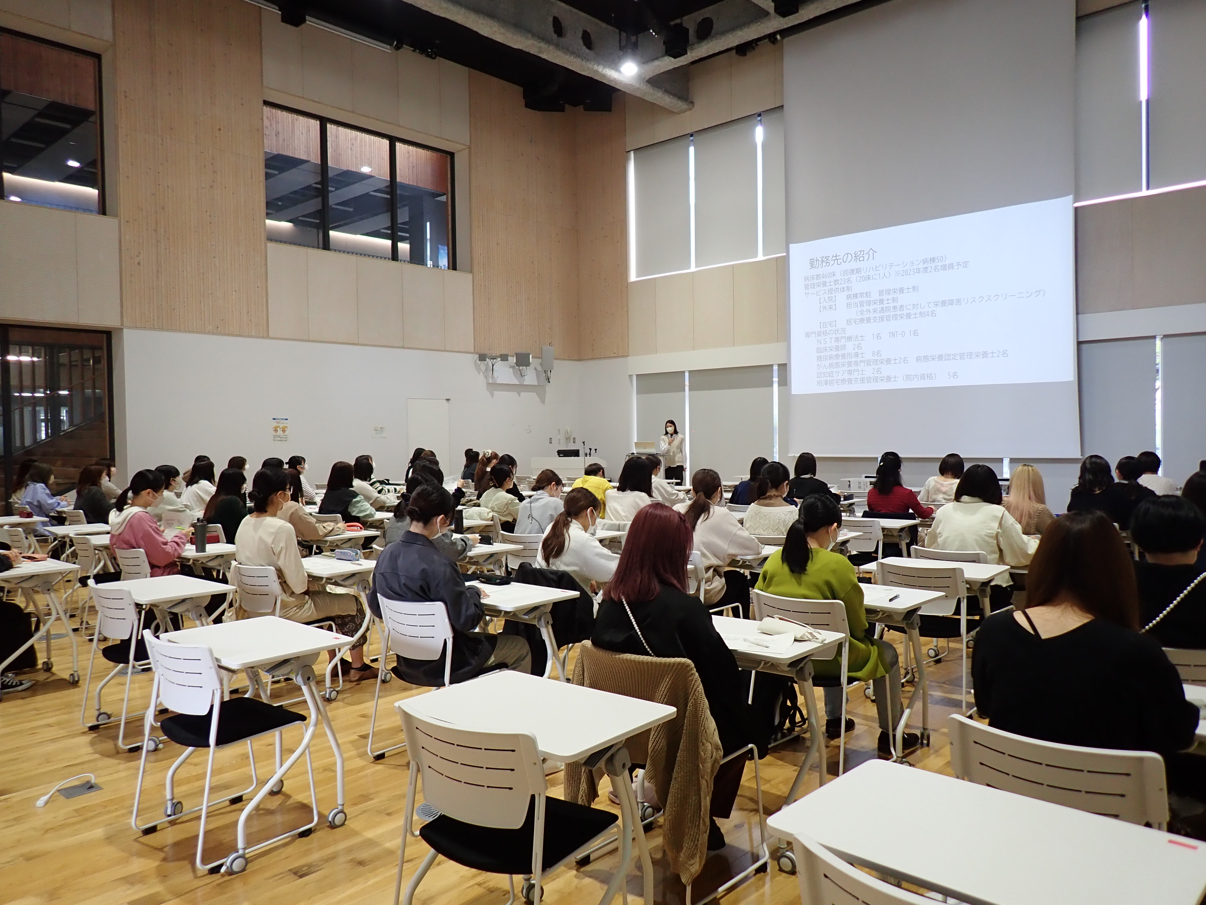 大勢の学生が講演を聞いている写真