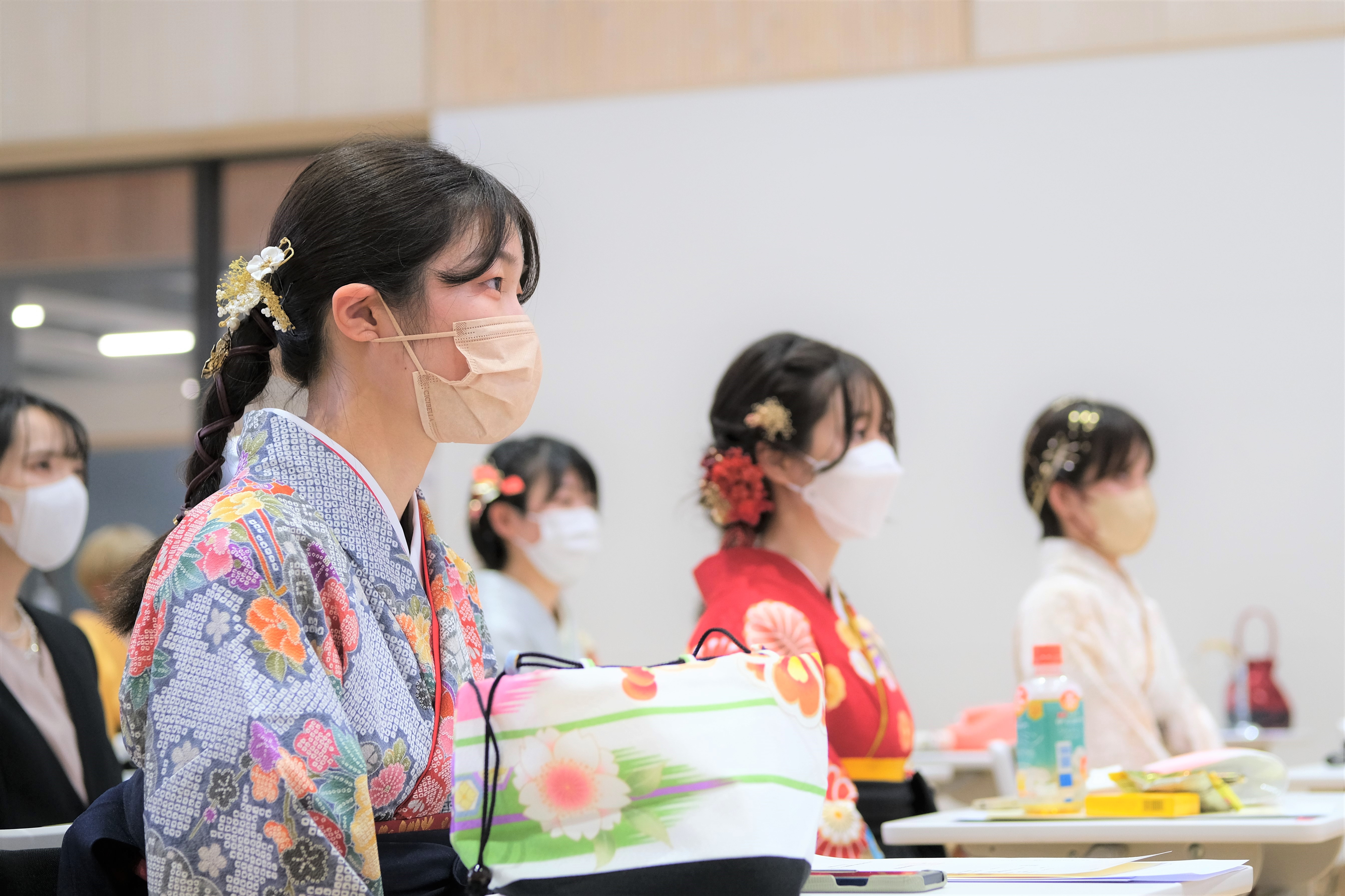 先生方の話を聞く目は真剣そのもの