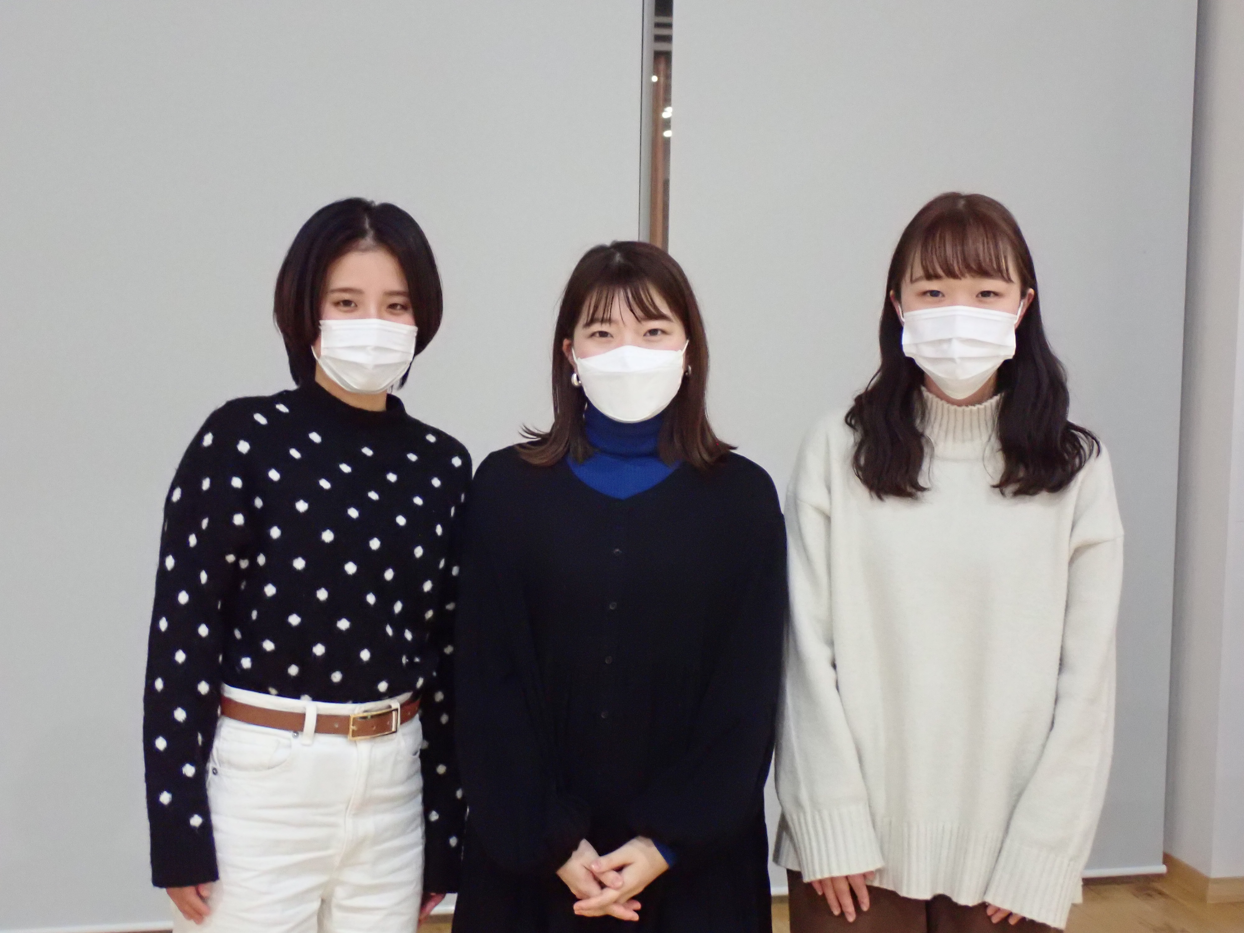 就職アドバイザー3人が並んでいる写真