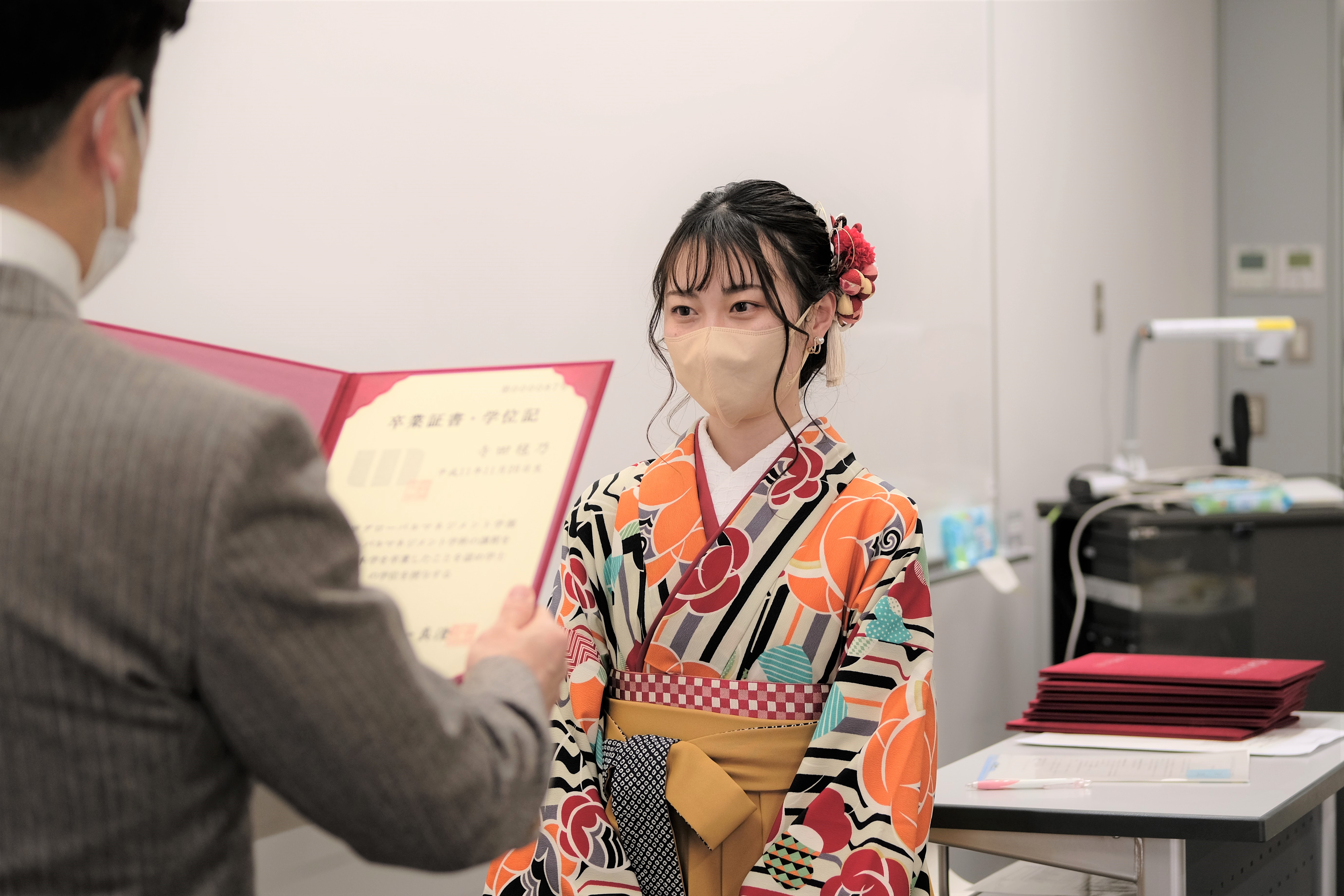 ゼミナール担当教員から卒業証書を授与されました