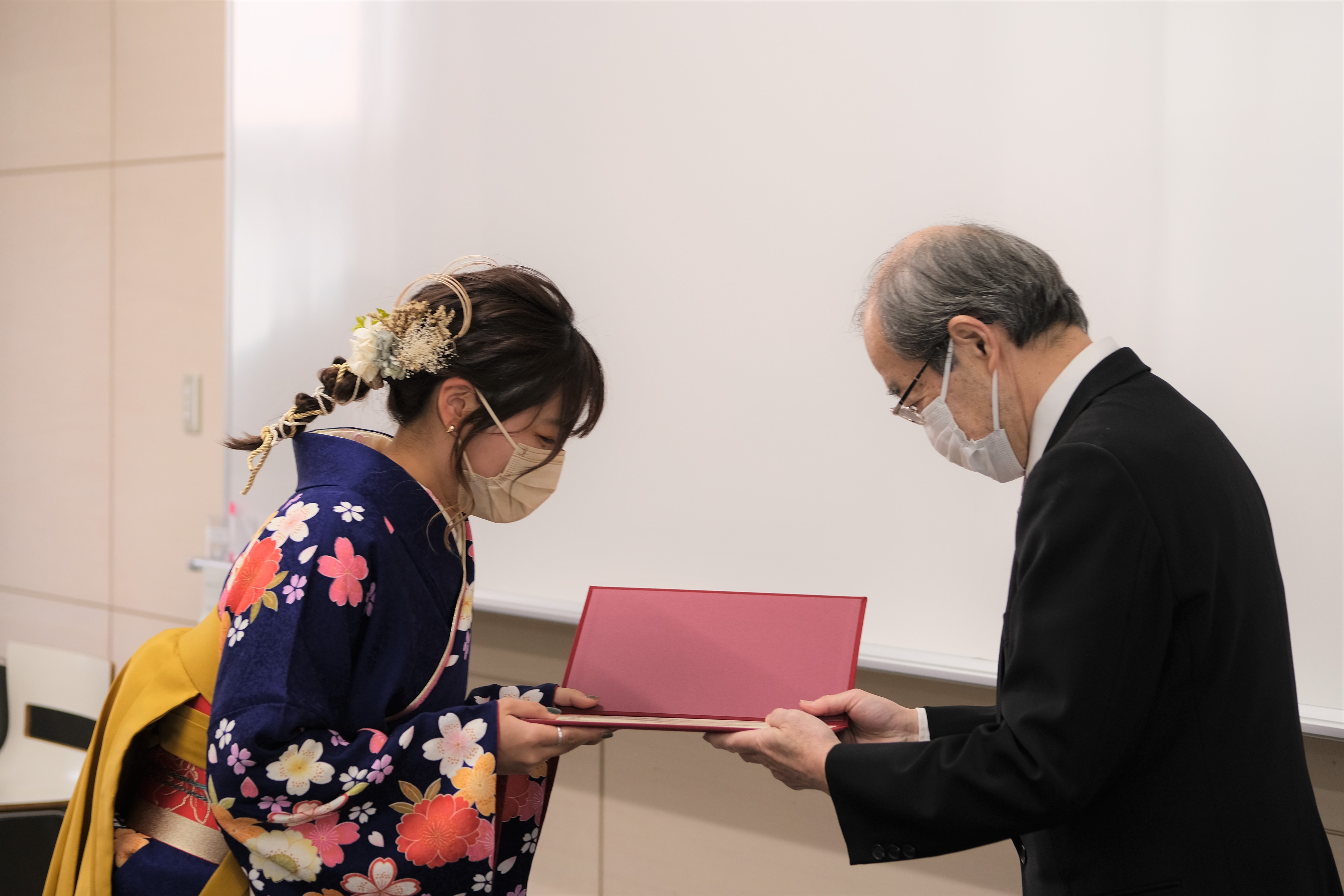 ゼミナール担当教員等から卒業証書を授与されました
