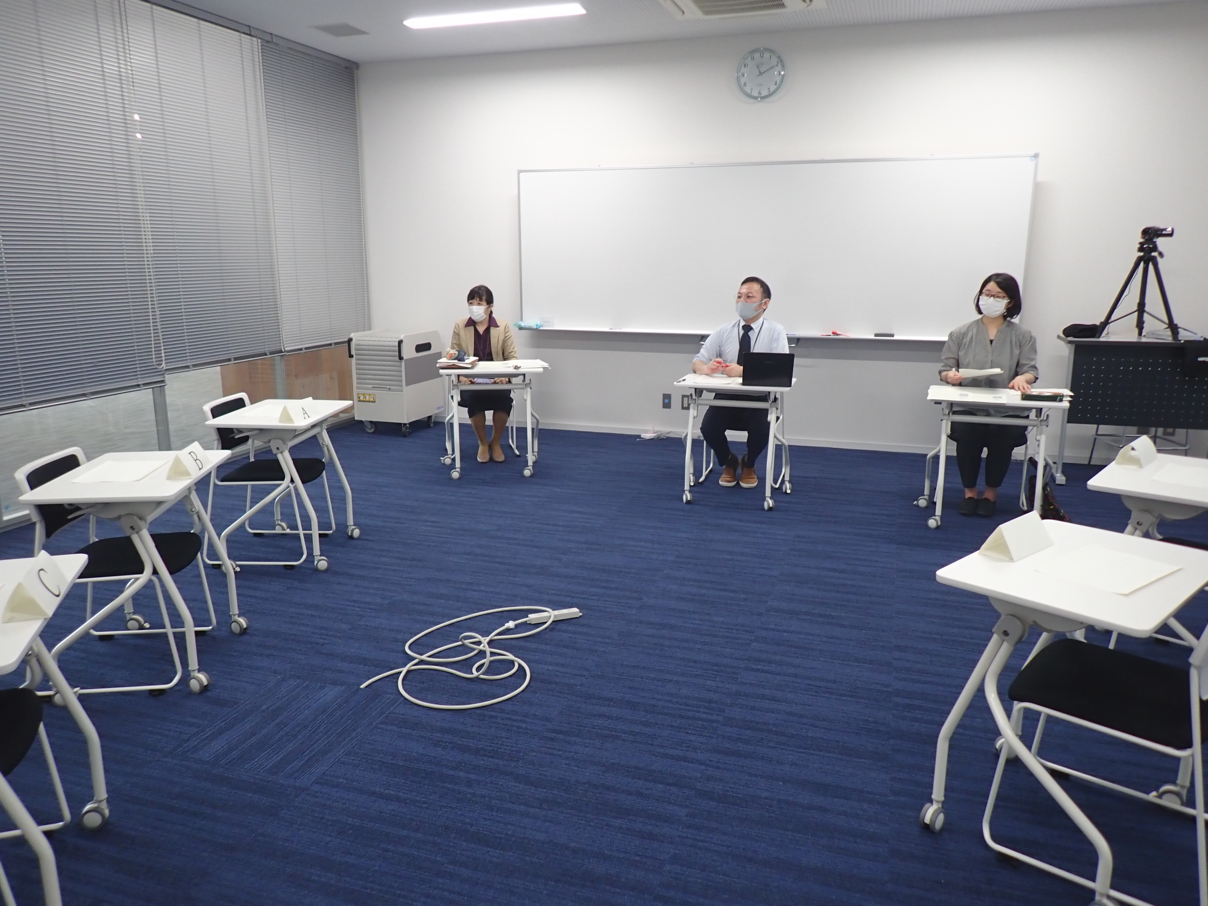 面接官3人が着席し、学生の入室練習を待つ写真