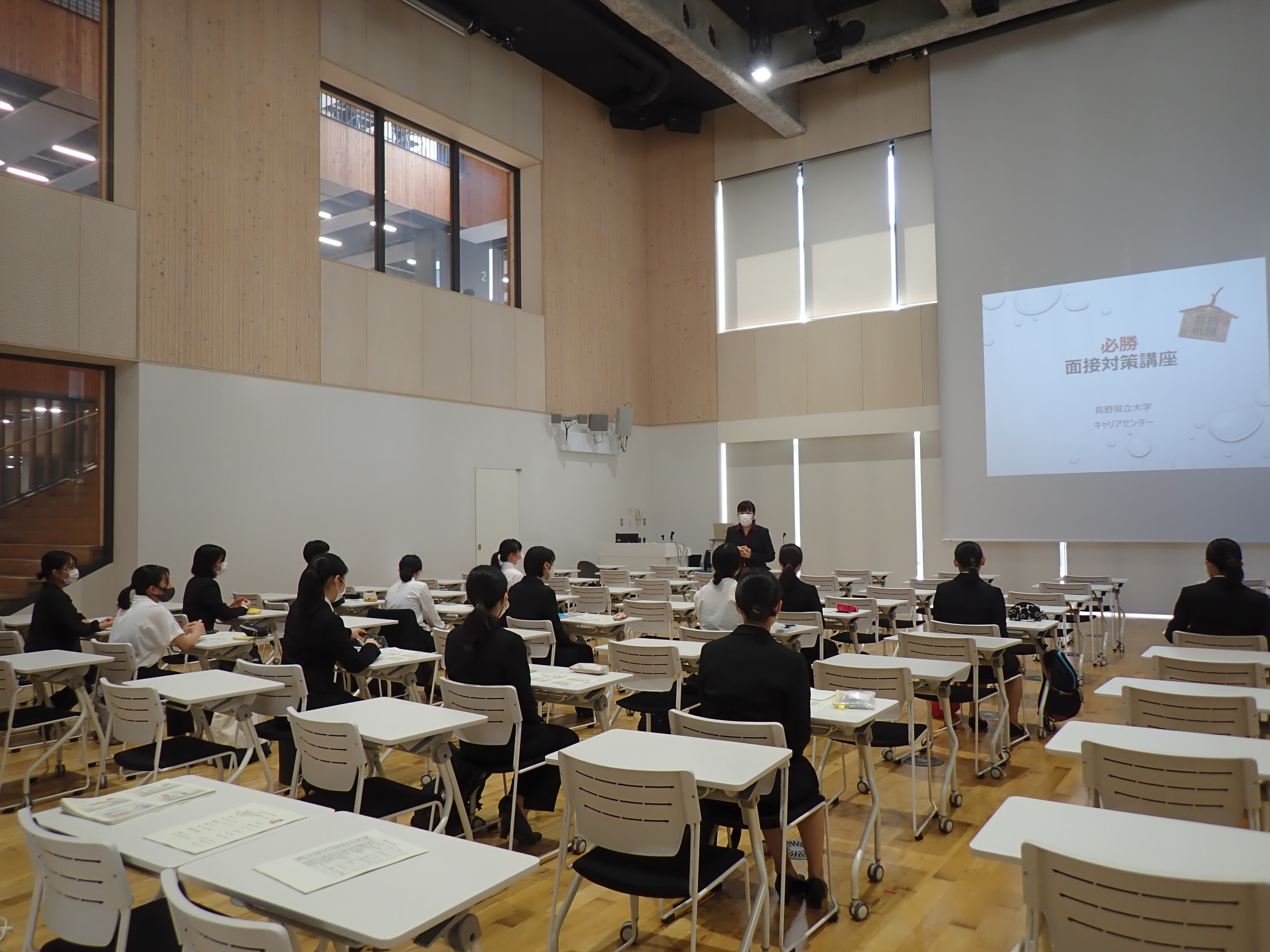 学生が説明を聞いている写真