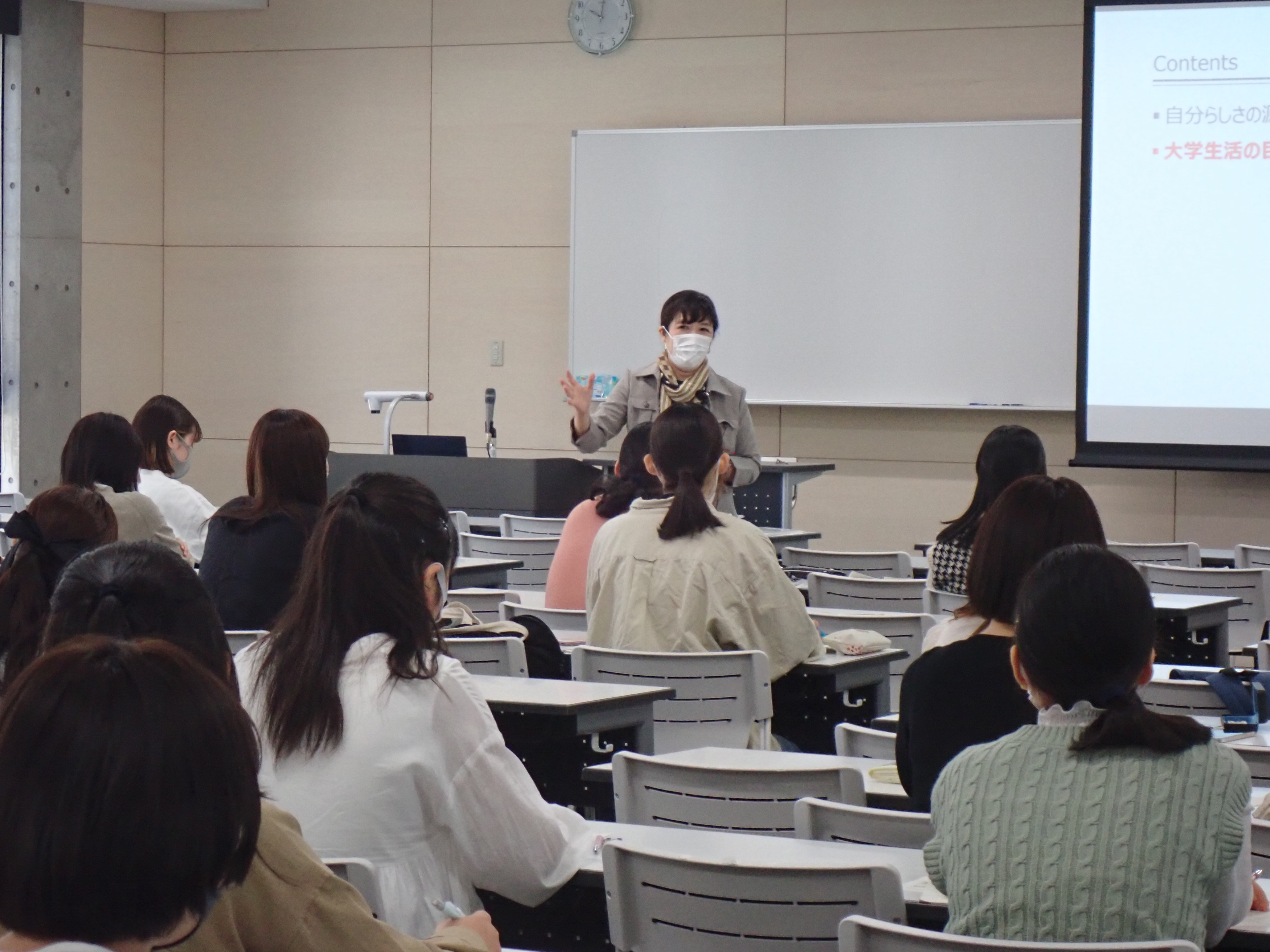 学生が説明を聞いている写真