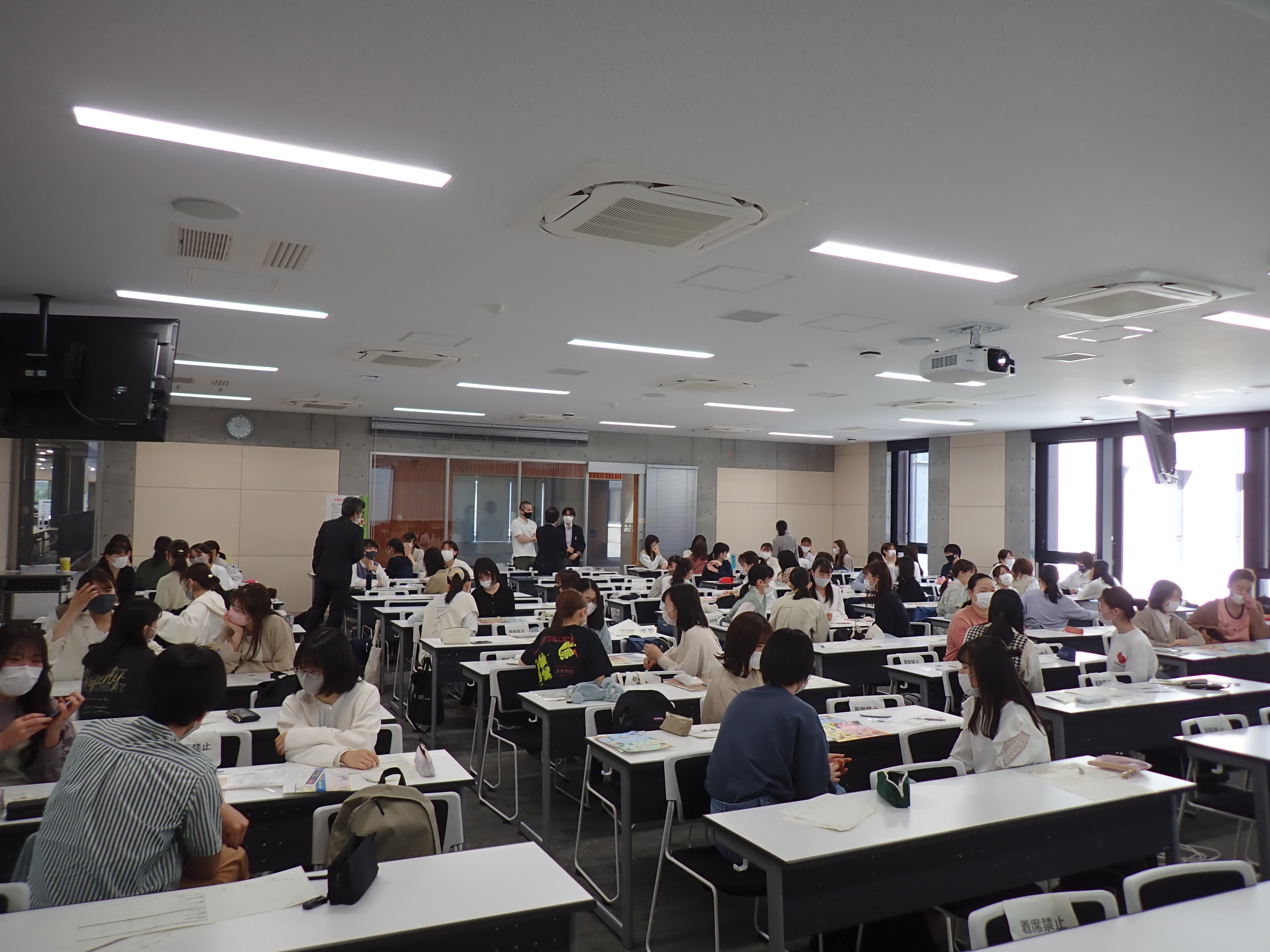 学生がグループをつくってすごろくをしている写真