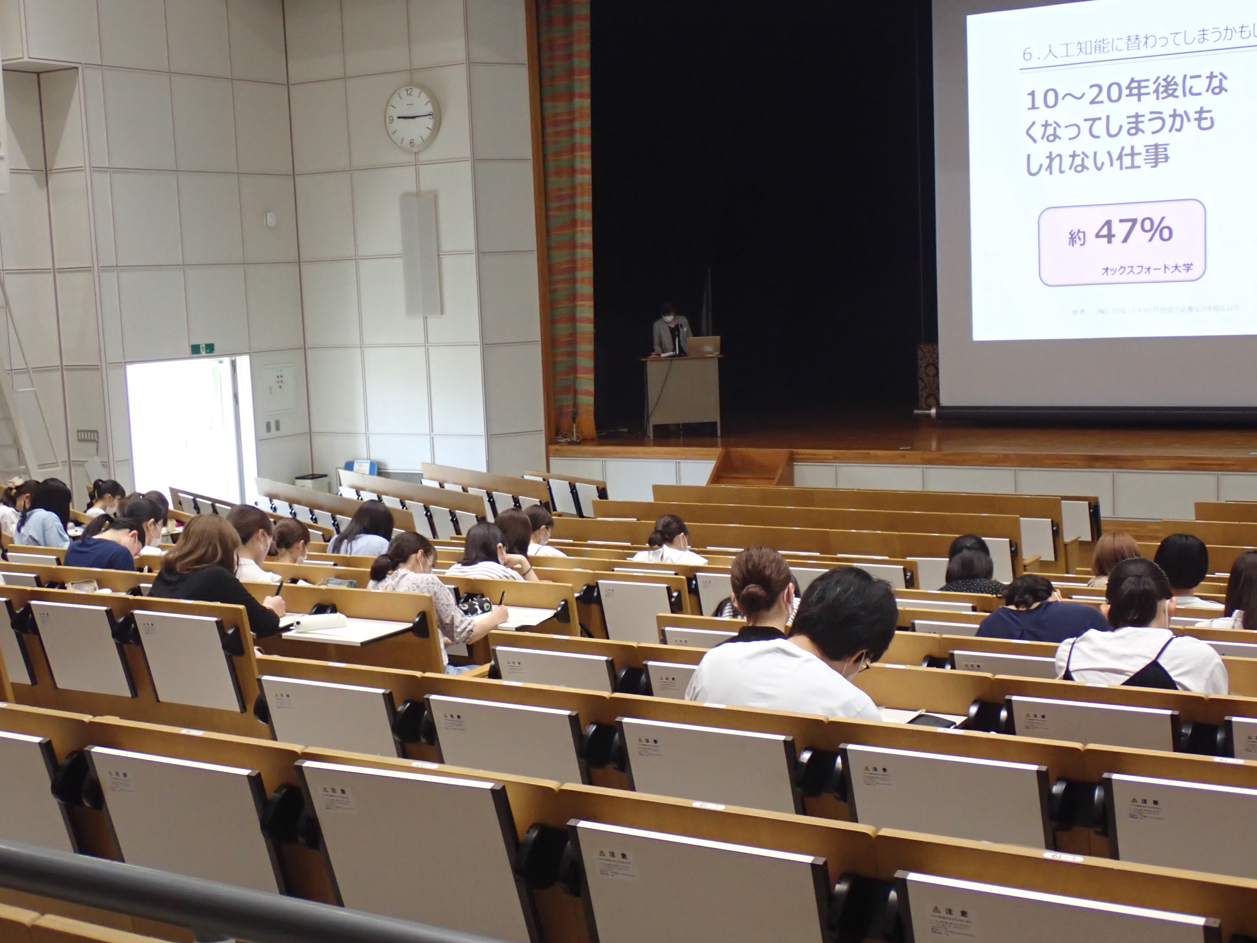 ワークシートに取り組む学生たちの写真