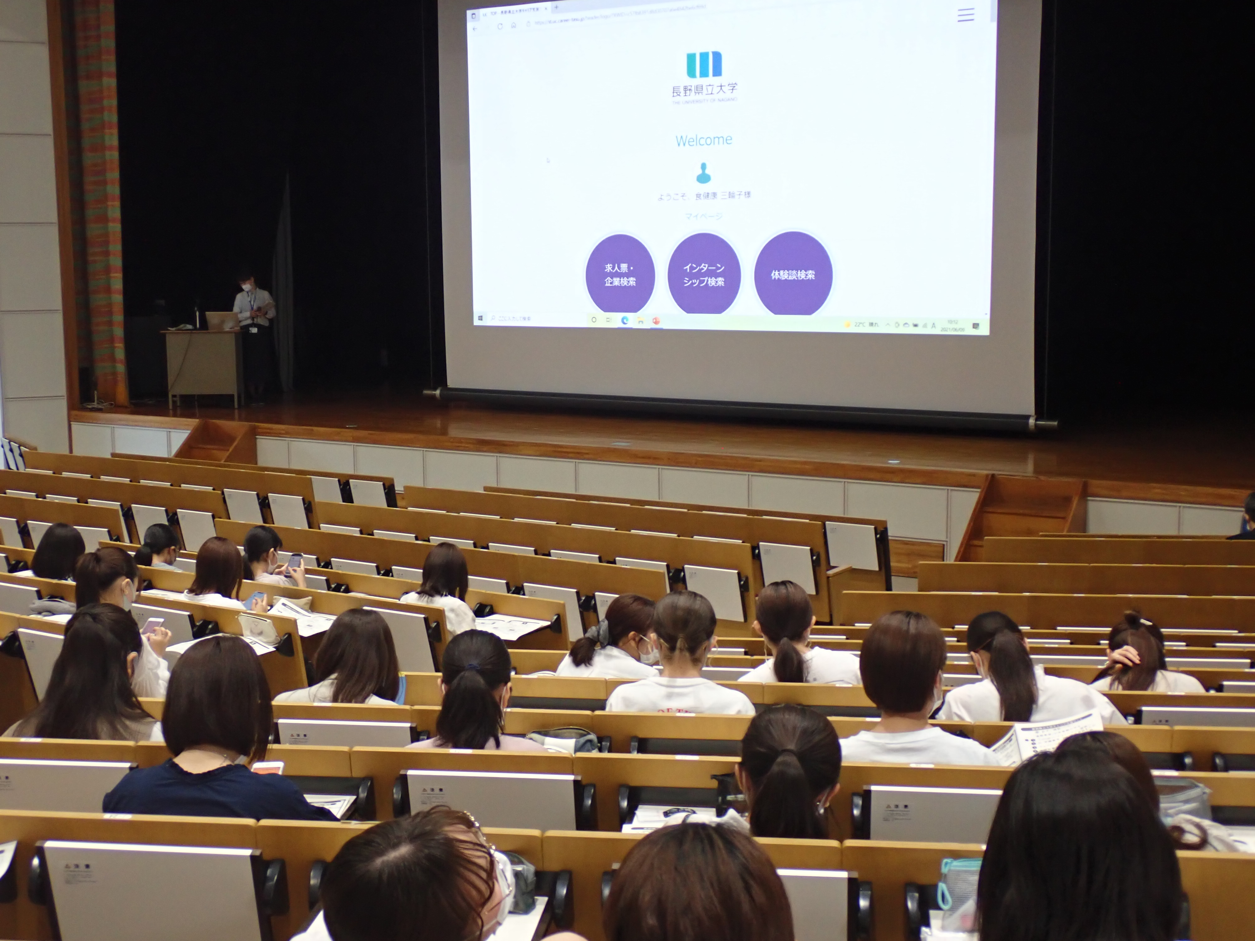 説明を聞く学生の写真