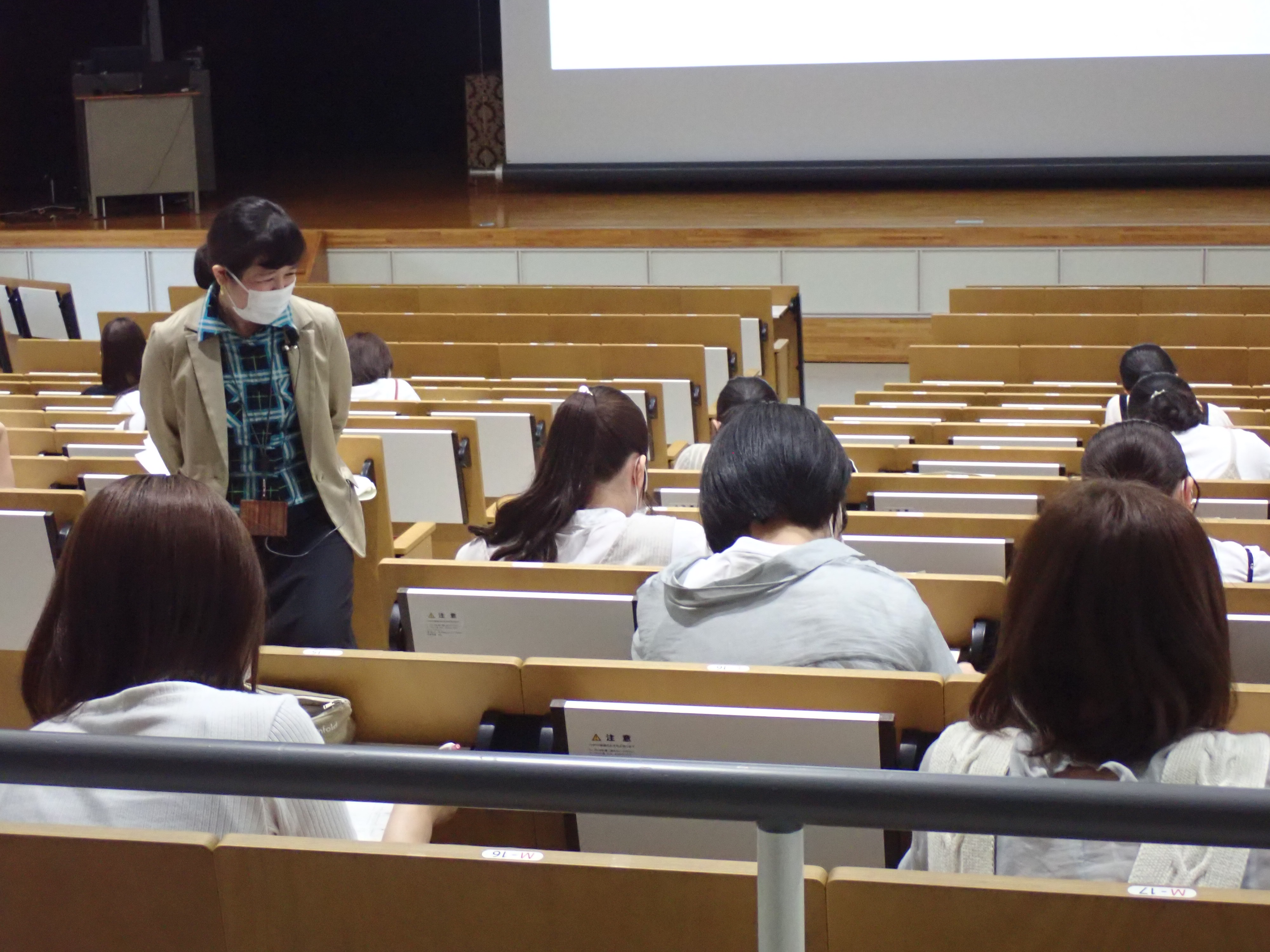 学生と講師（キャリアセンター職員）が対話している写真