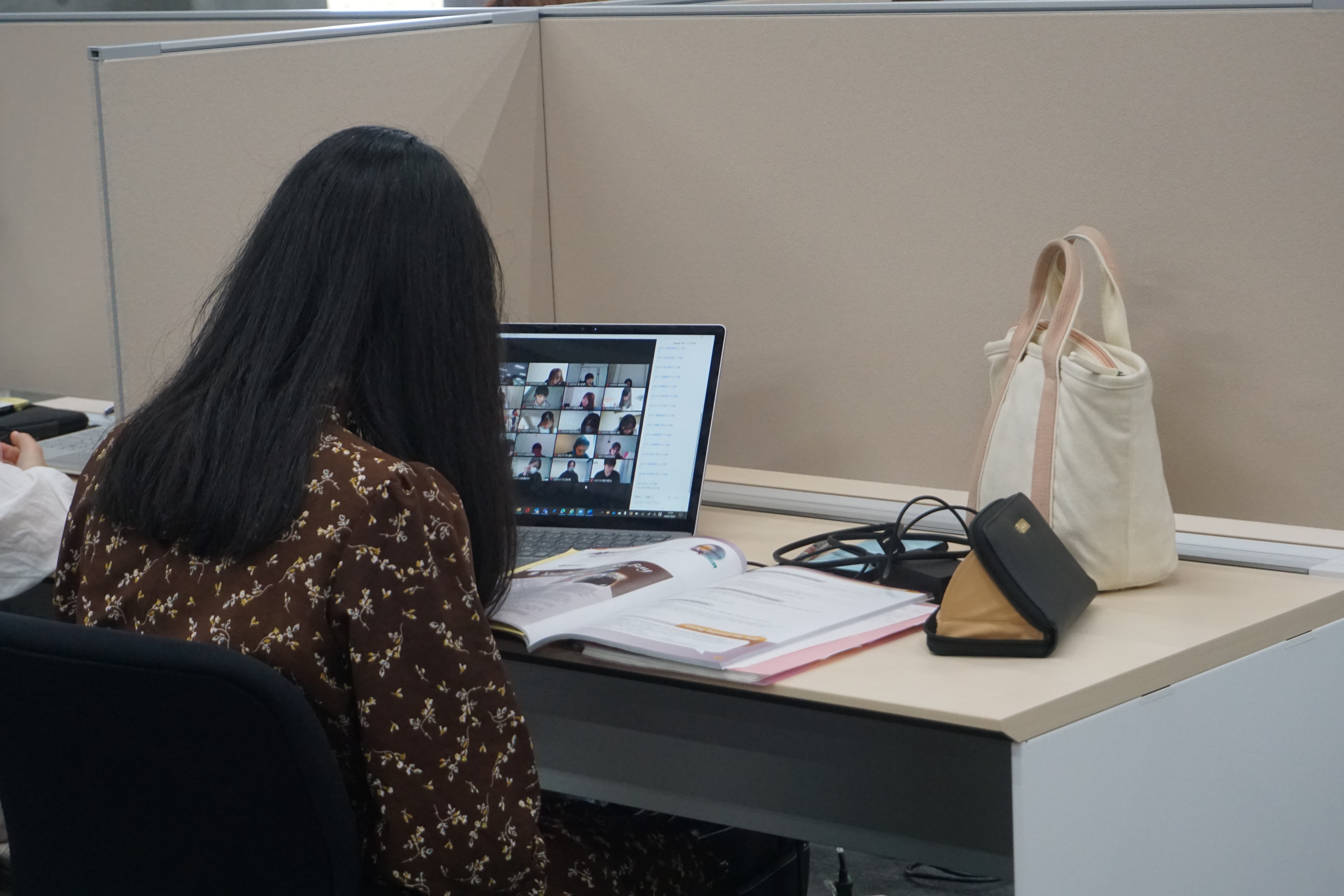 オンライン授業を受ける学生