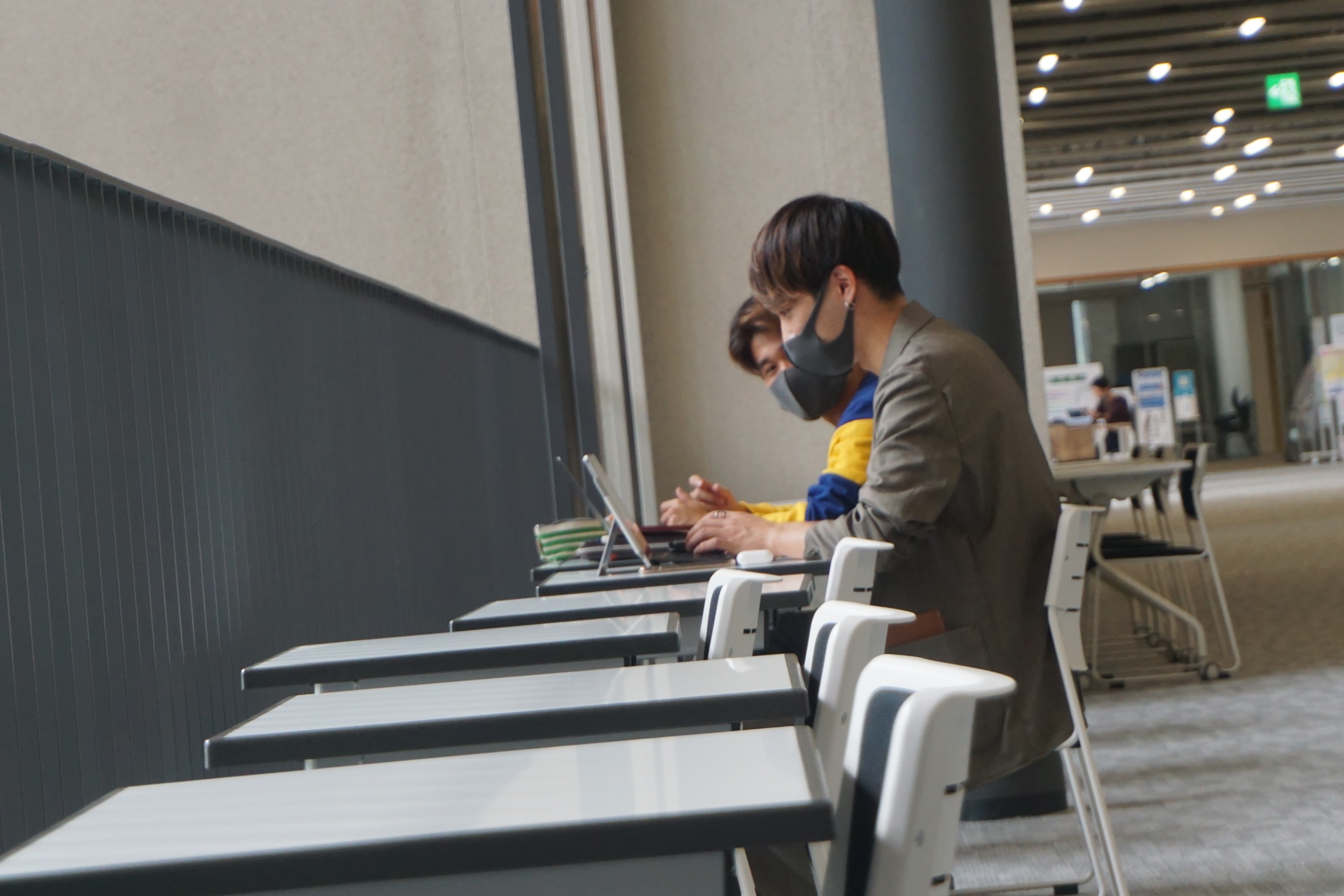 自習スペースを利用する学生