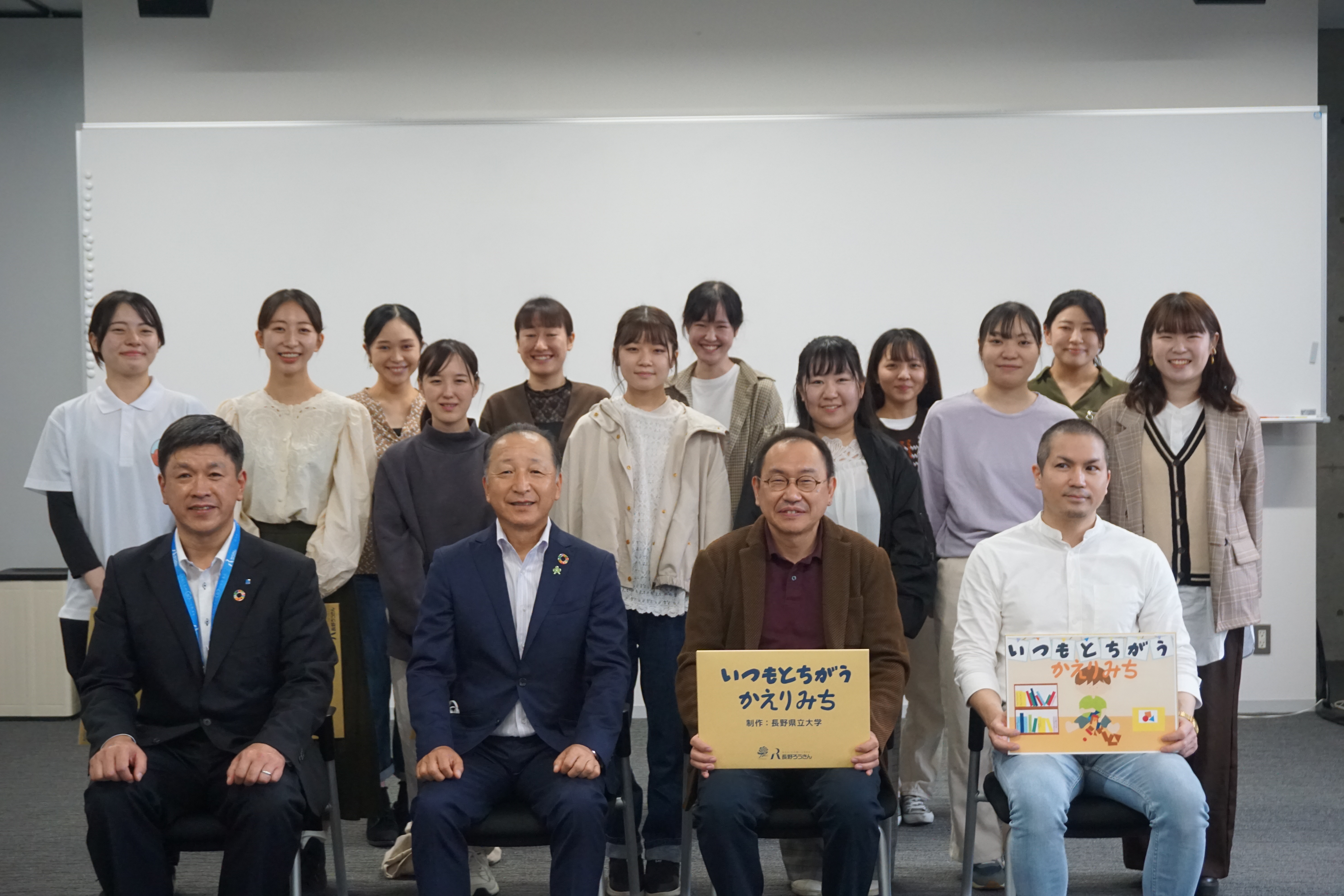 制作に携わった学生有志と長野県労働金庫の理事長