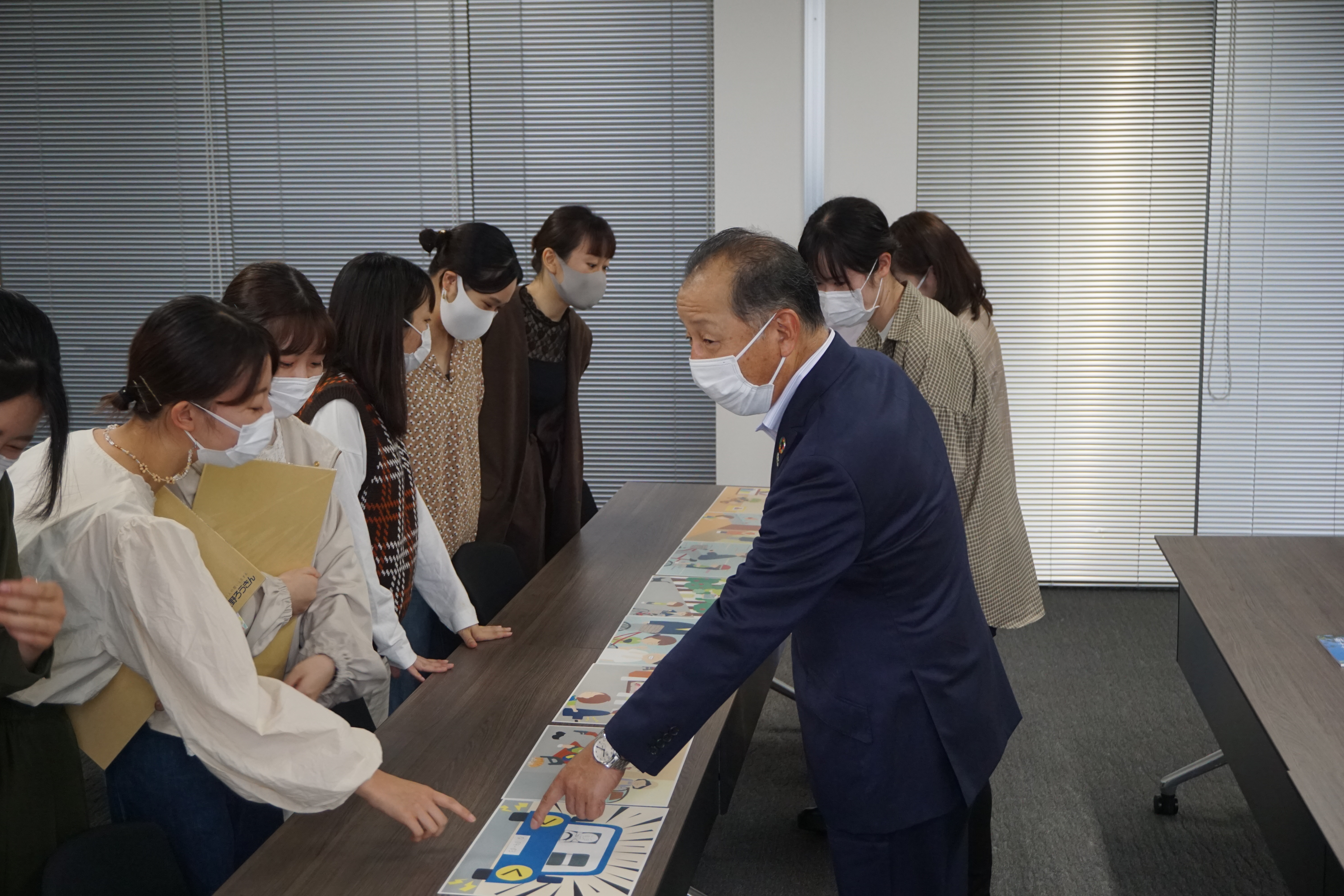 制作について話す学生と長野県労働金庫理事長
