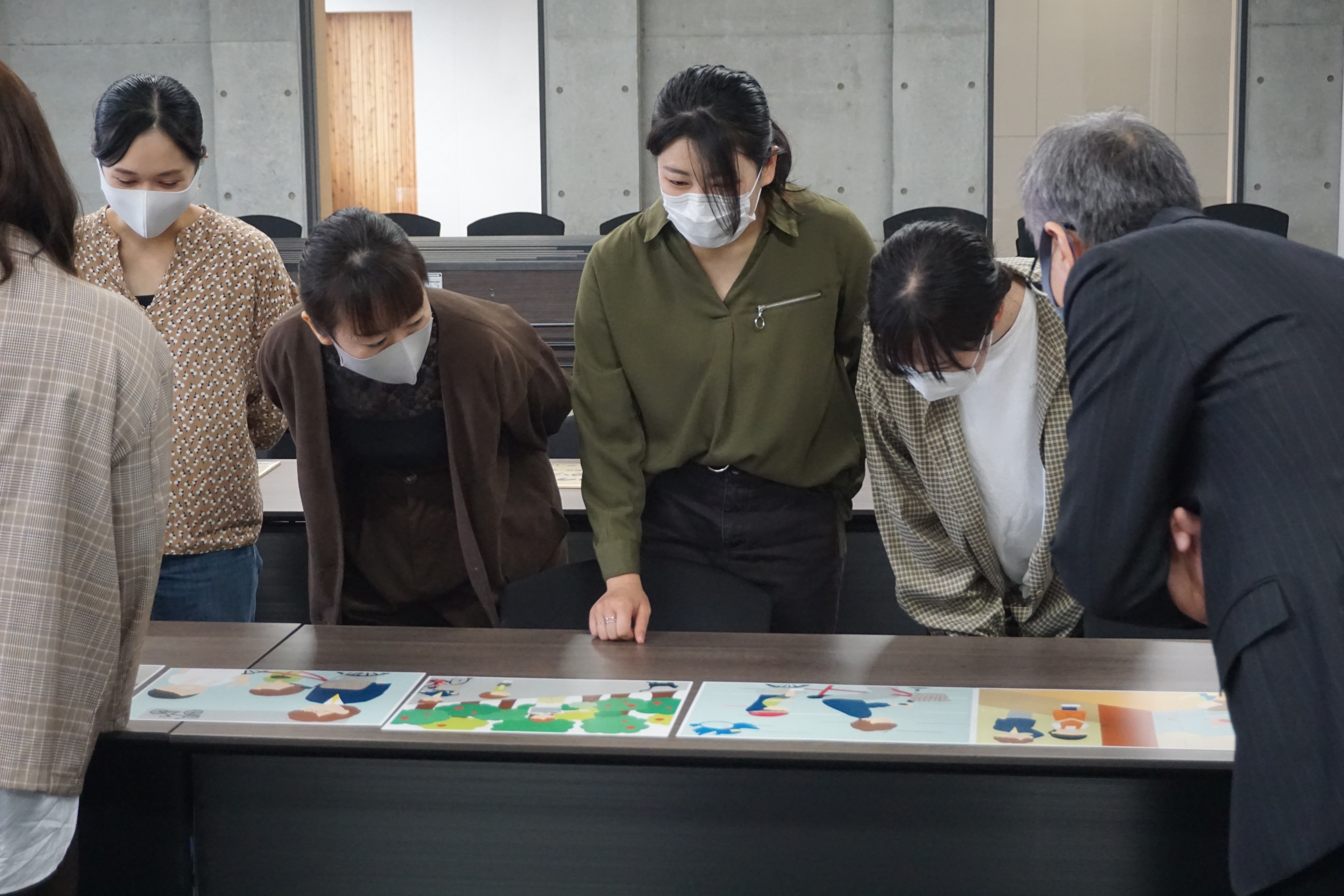 制作について思い返す学生たち
