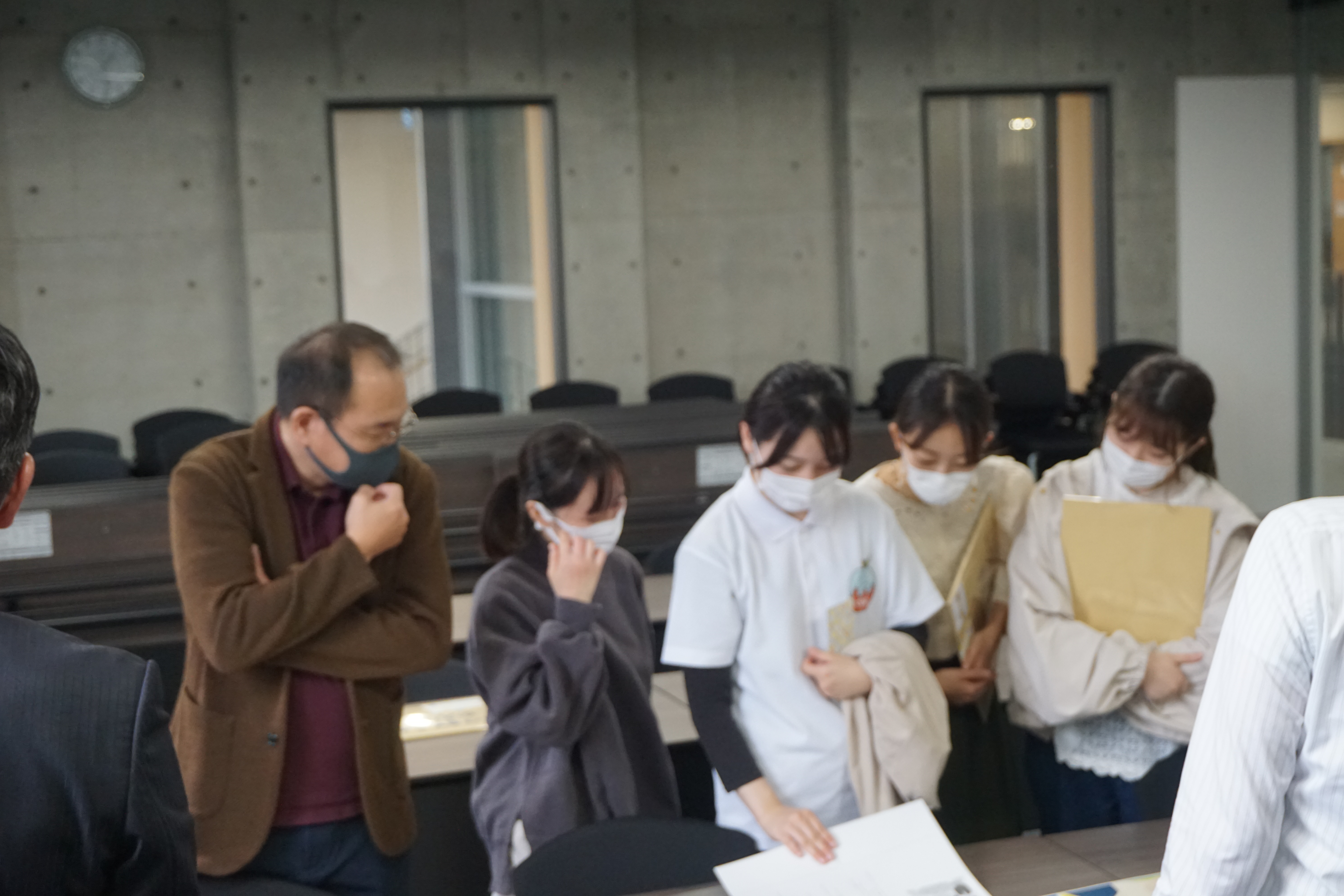 制作について思い返す学生たち