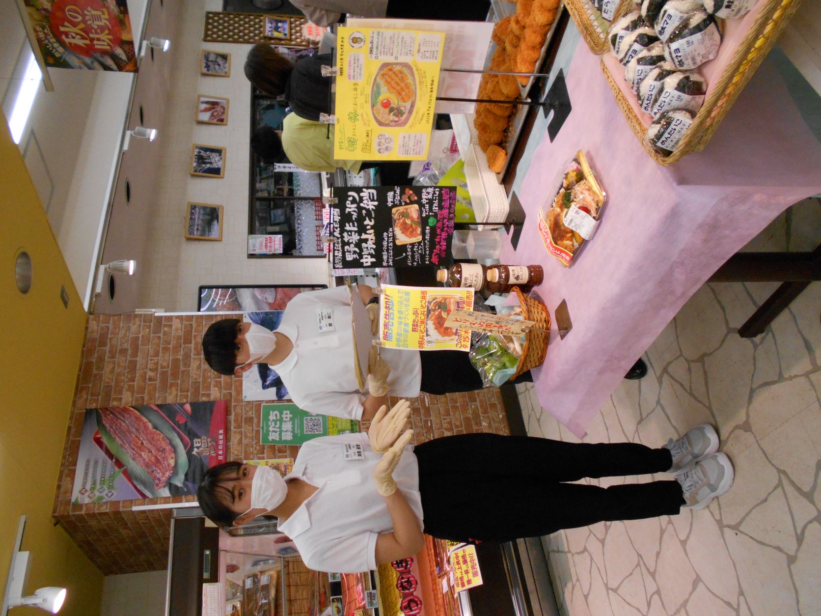 店舗にてPR活動する学生の様子①