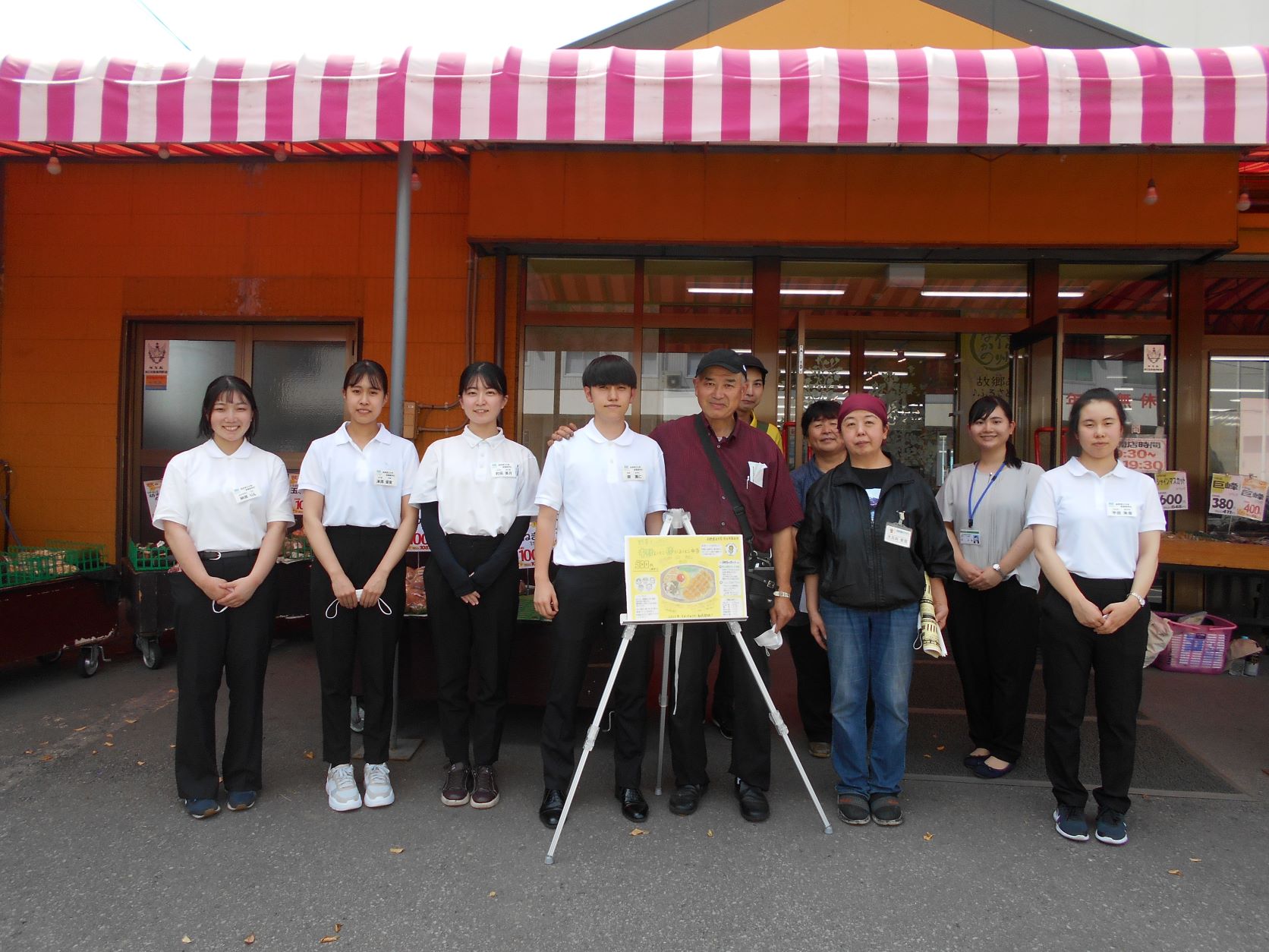 店舗にてＰＲ活動する学生の様子②