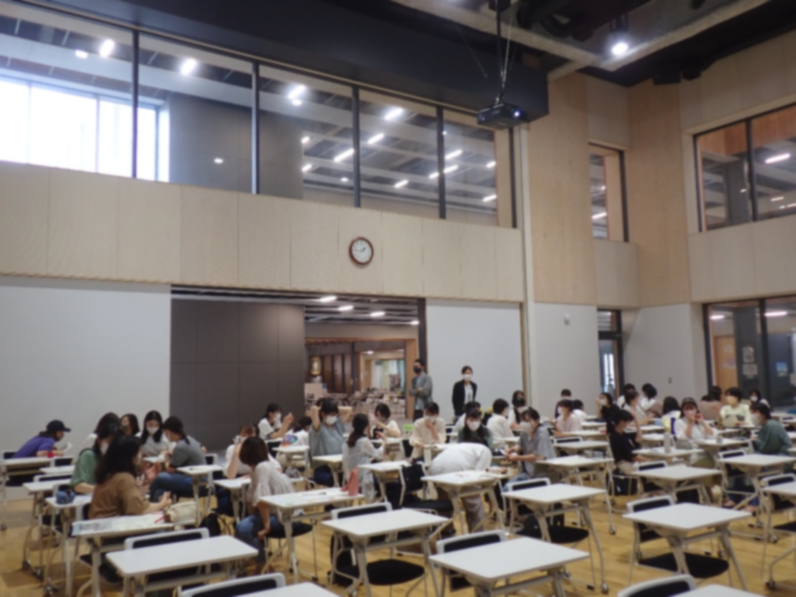 学生がグループに分かれ、互いの選んだカードについて話し合っている写真