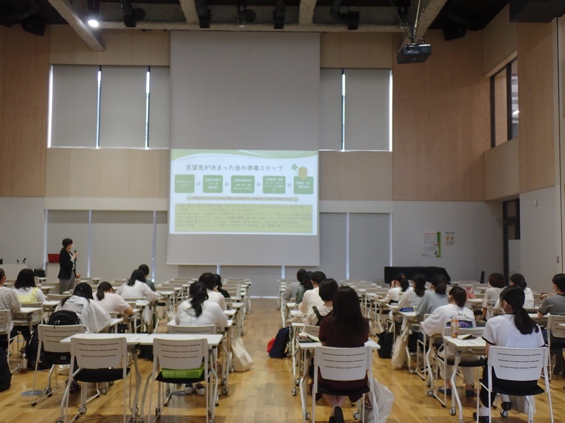 説明を聞く学生の写真