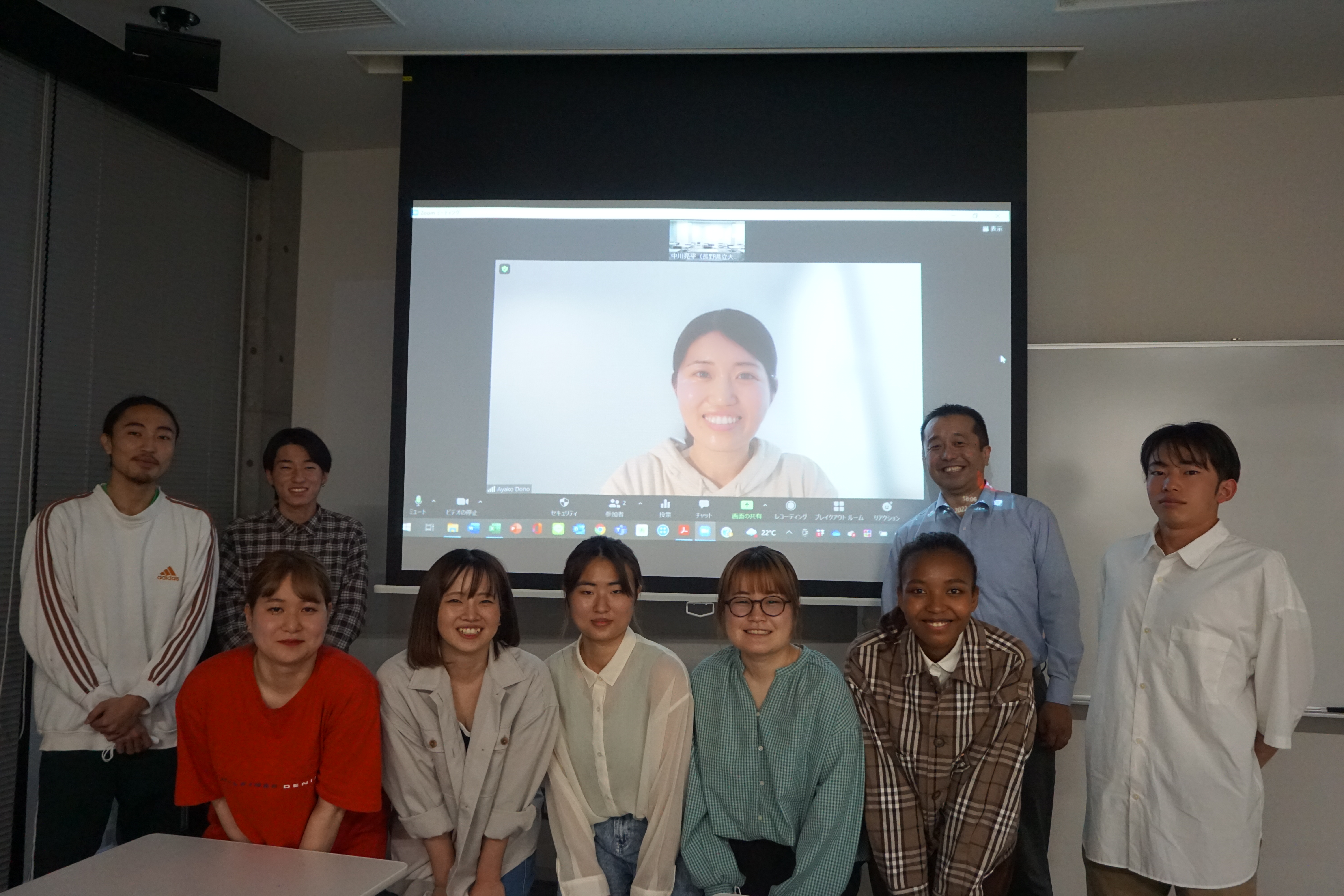 中川ゼミ生と堂野さんで記念撮影（撮影時のみマスクを外しました）