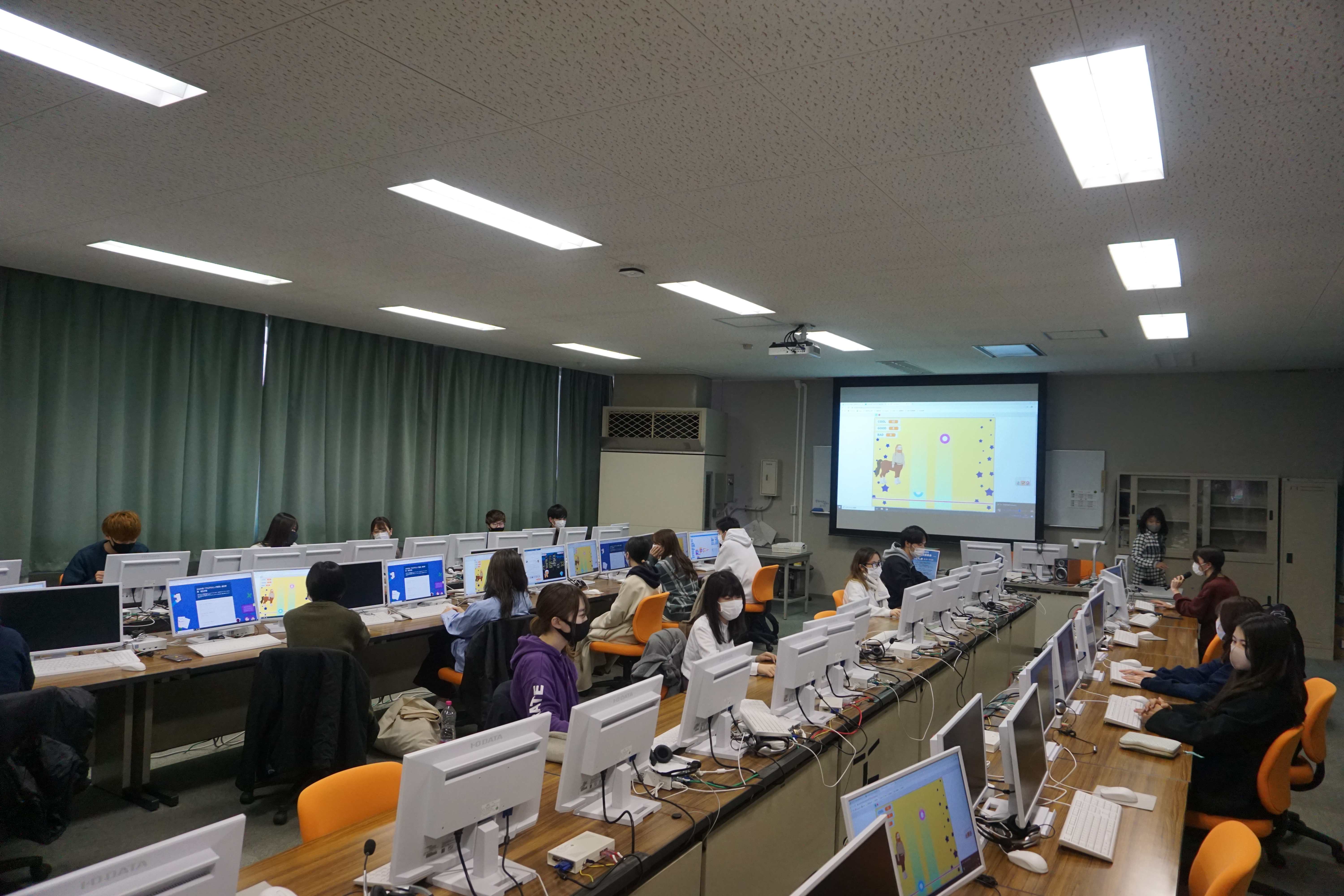 プログラミング基礎の授業の様子