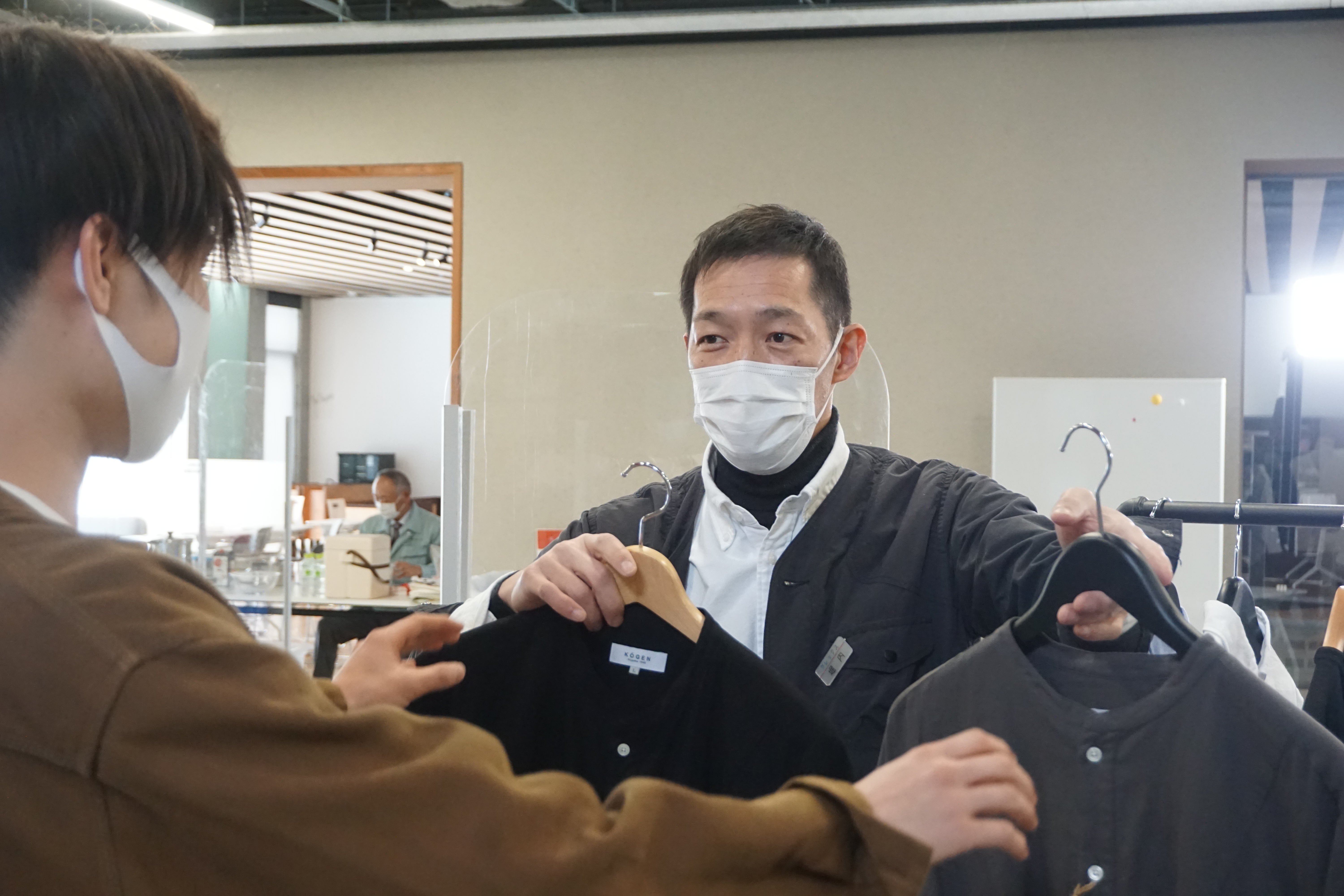 収録前に試着するシャツを選ぶ学生たち