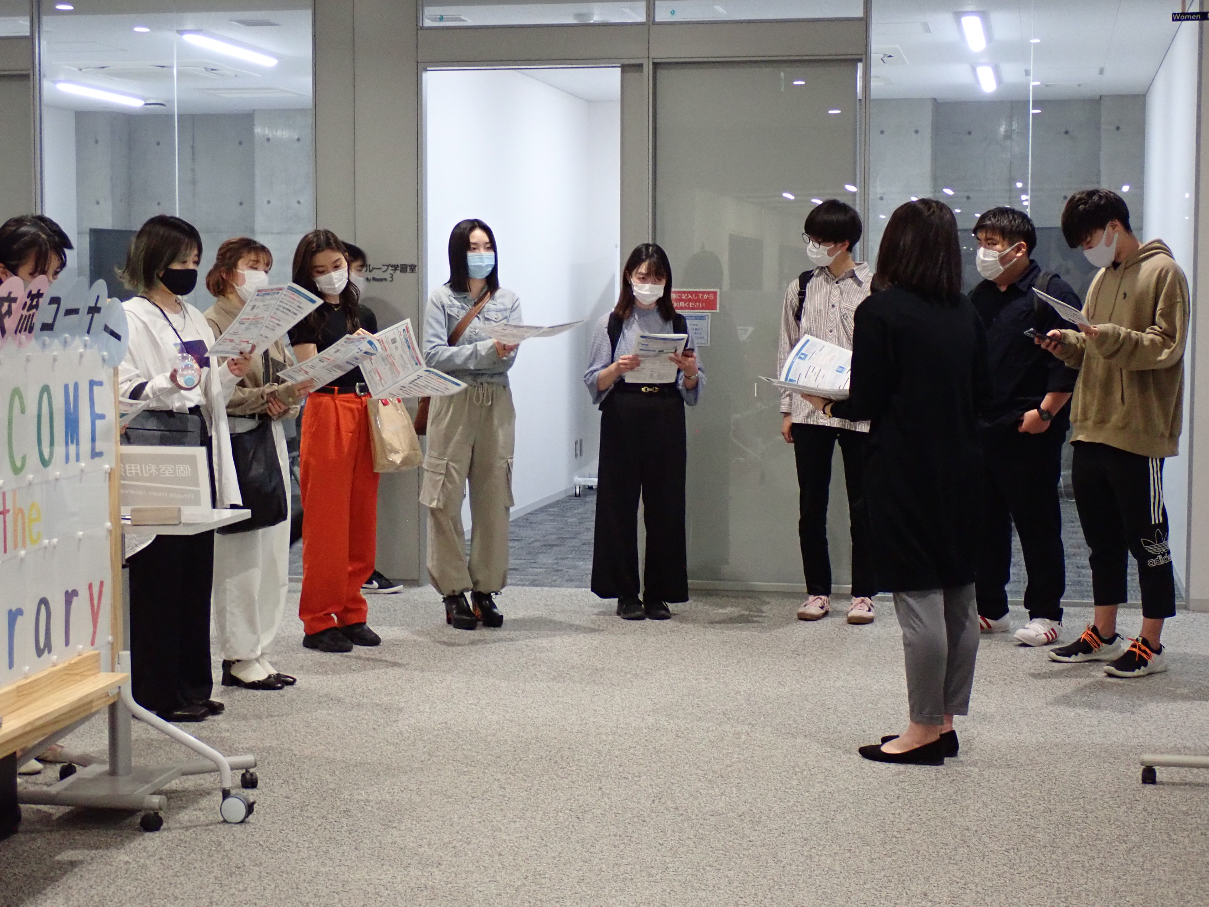 キャリア支援サイトの利用案内を手に、説明を聞く学生の写真
