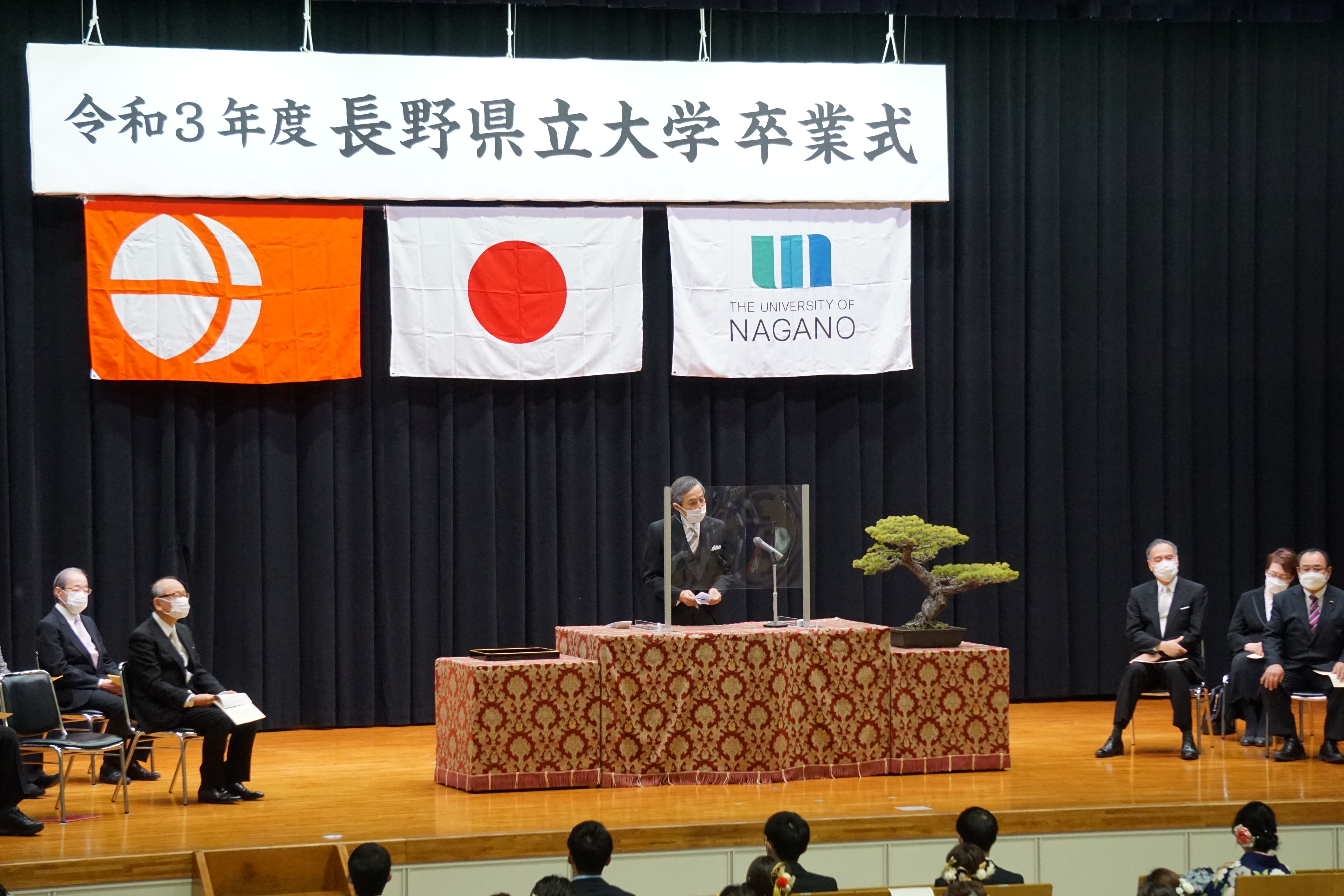 卒業生に語り掛ける金田一学長（式辞の様子）