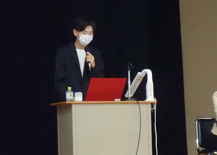 内定者1人目が発表している写真