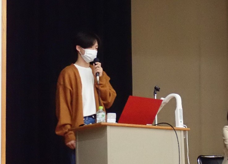 内定者2人目が発表している写真