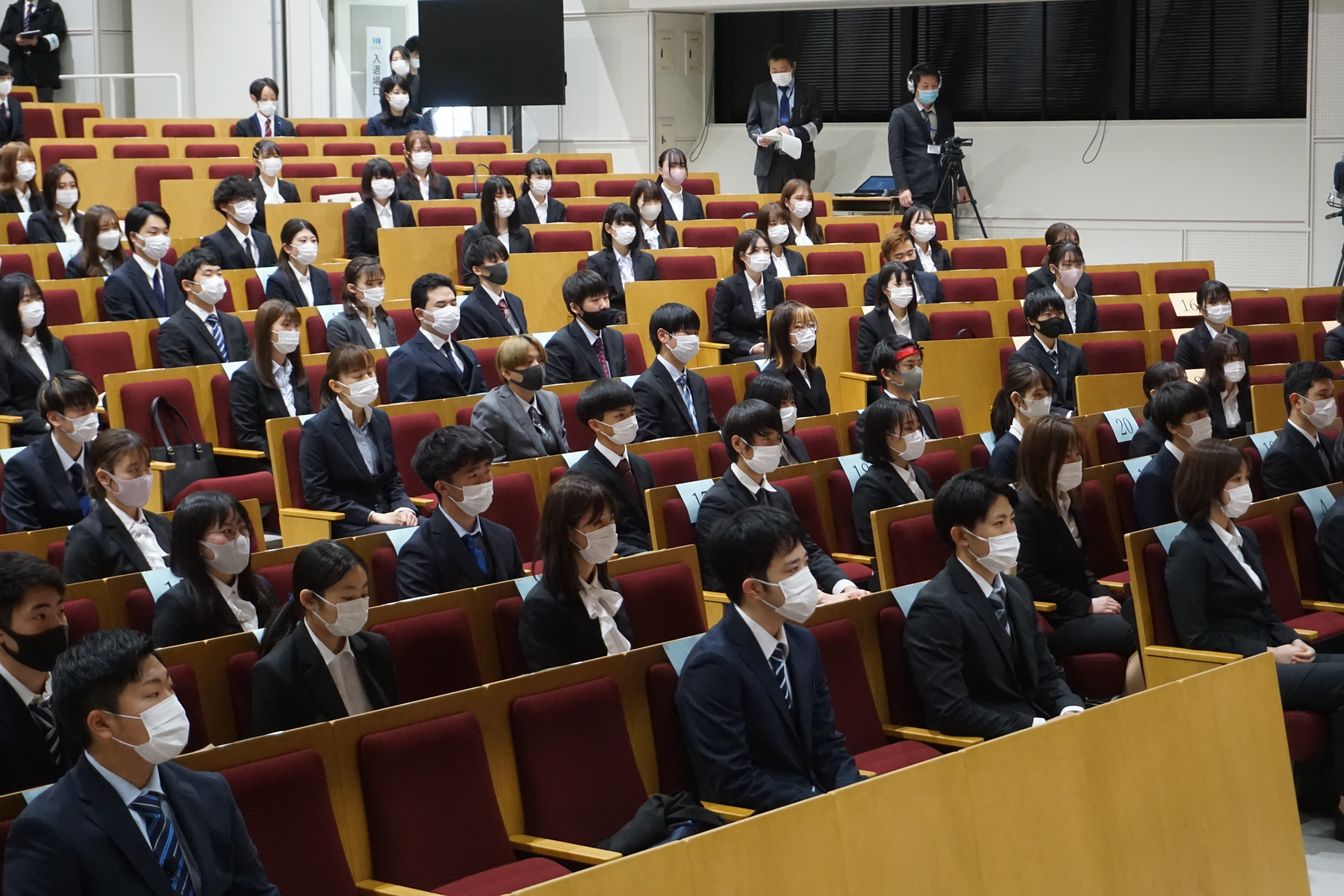 学長の式辞を聴く新入生