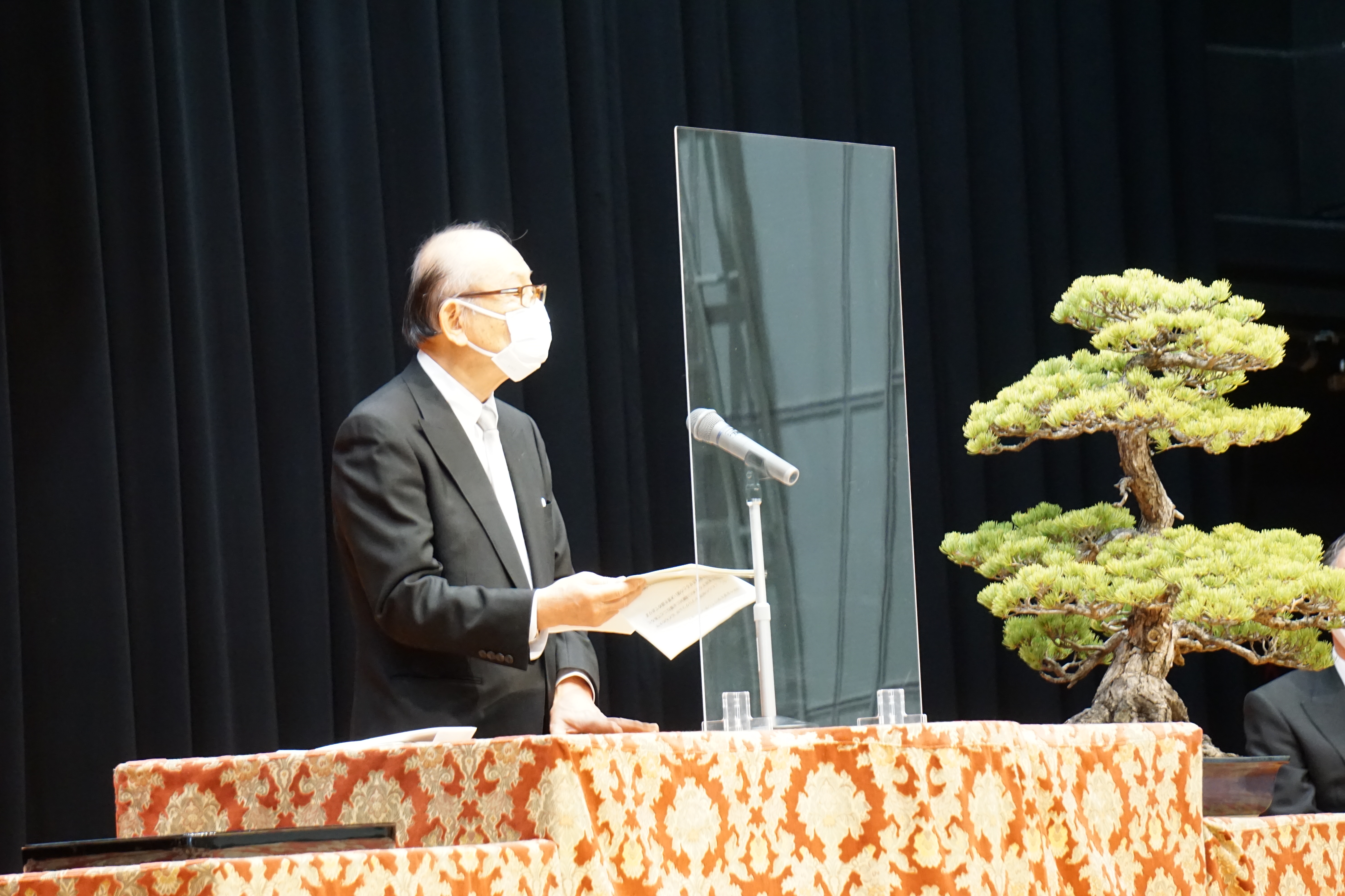 学生に熱く語りかける安藤理事長